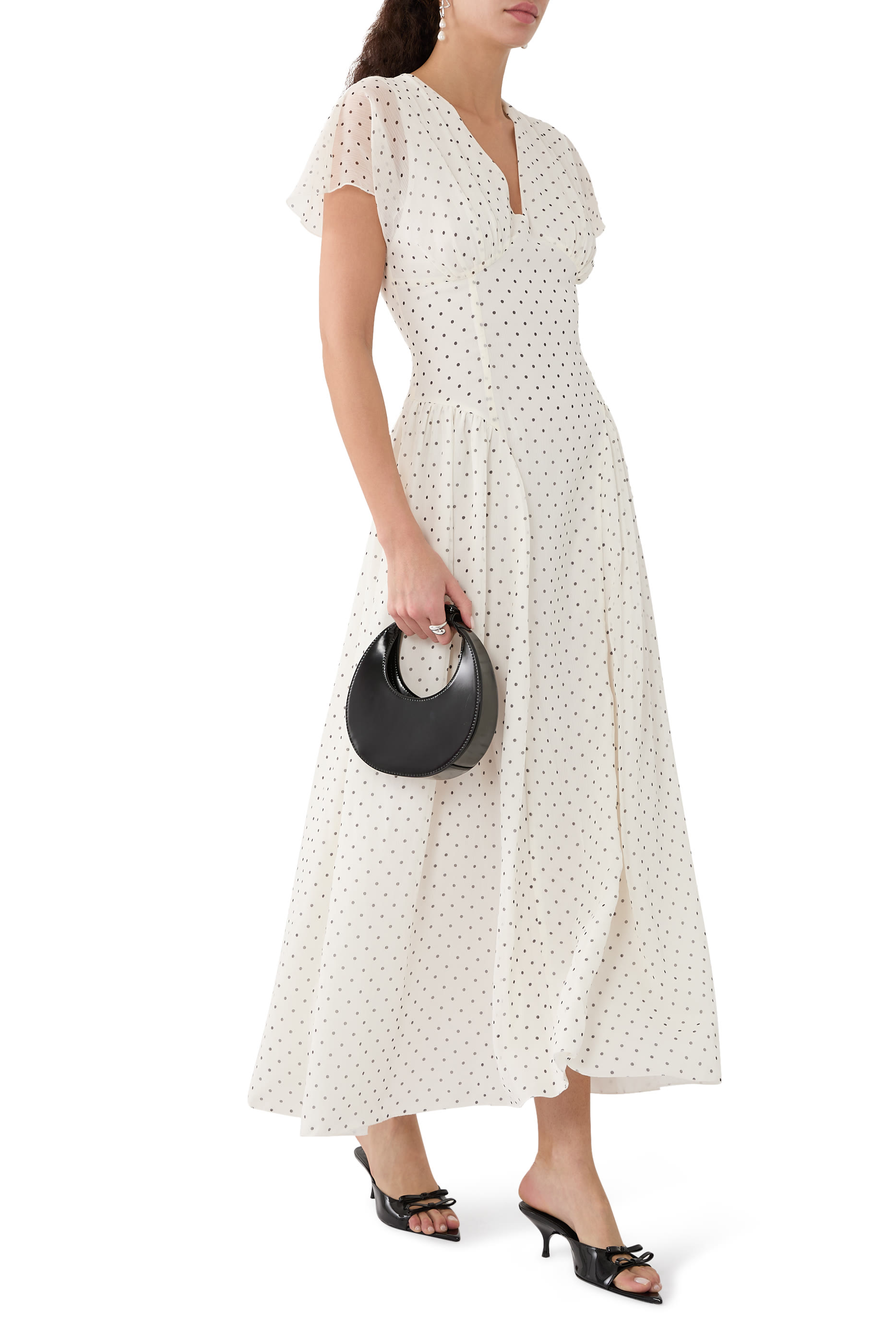 فستان بقصة طويلة وياقة على شكل حرف V