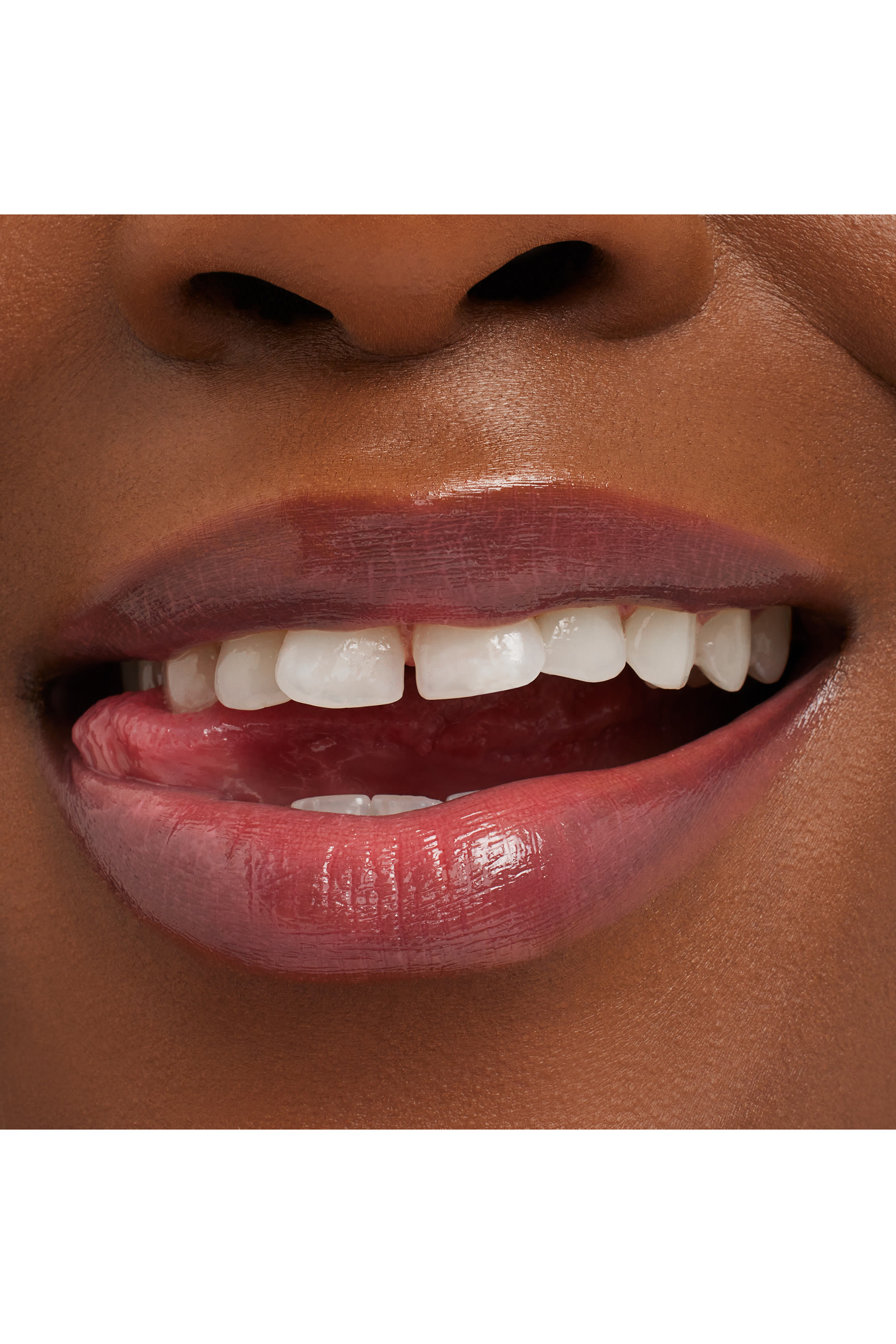 مرطب شفاه جلو بلاي