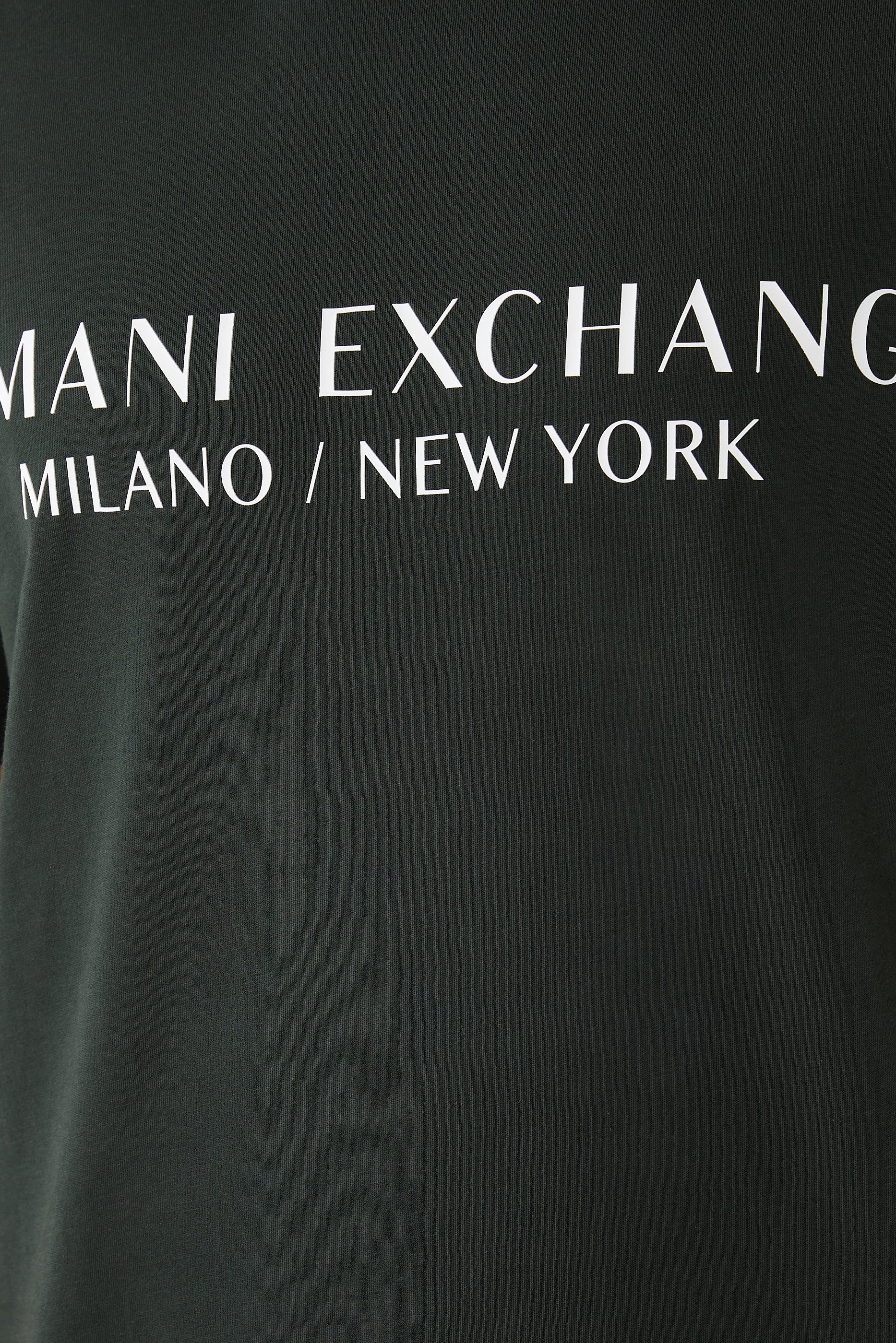 تيشيرت بشعار الماركة بقصة عادية