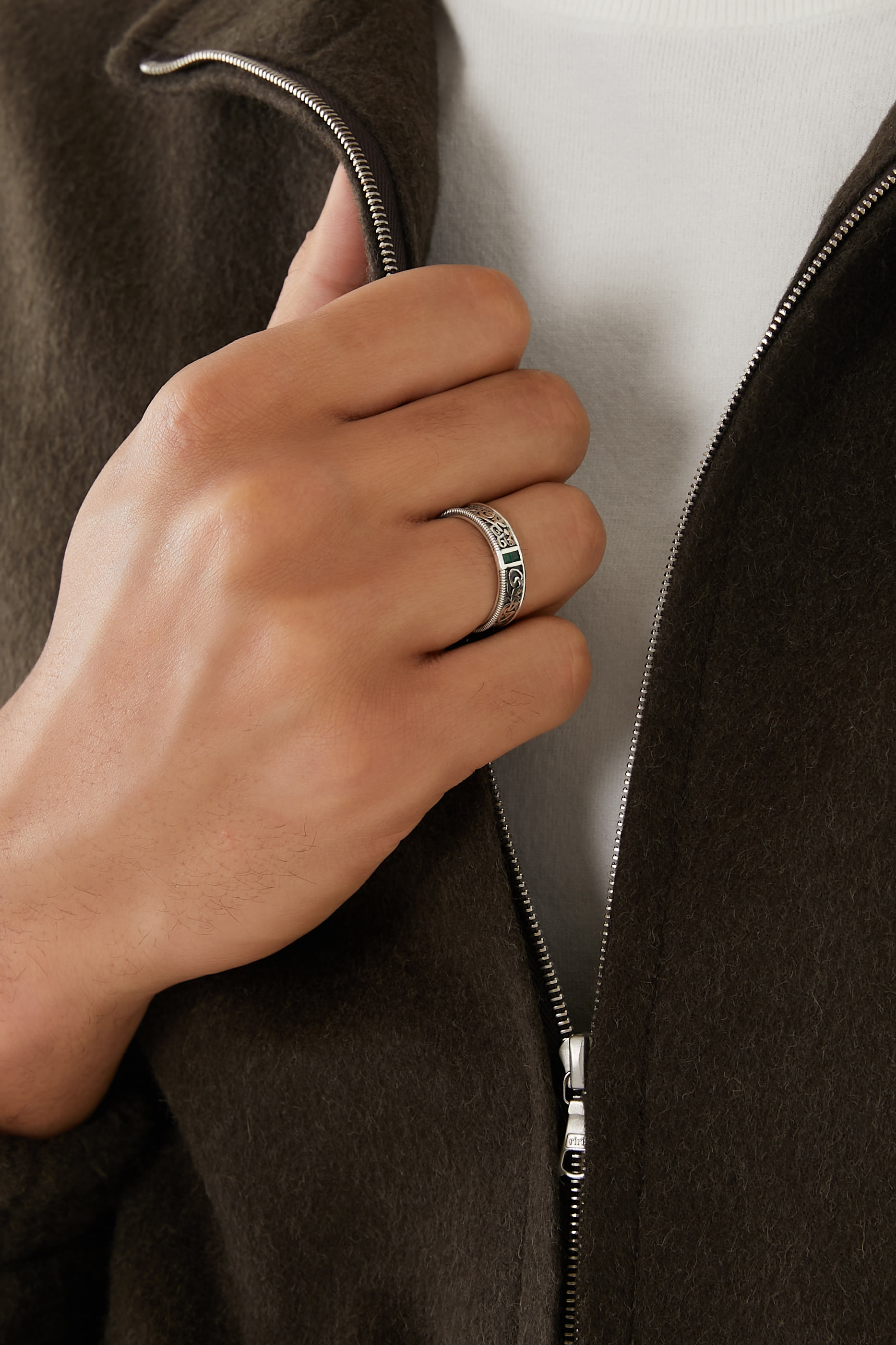 خاتم النور تايملس لوف مرصع بالزمرد