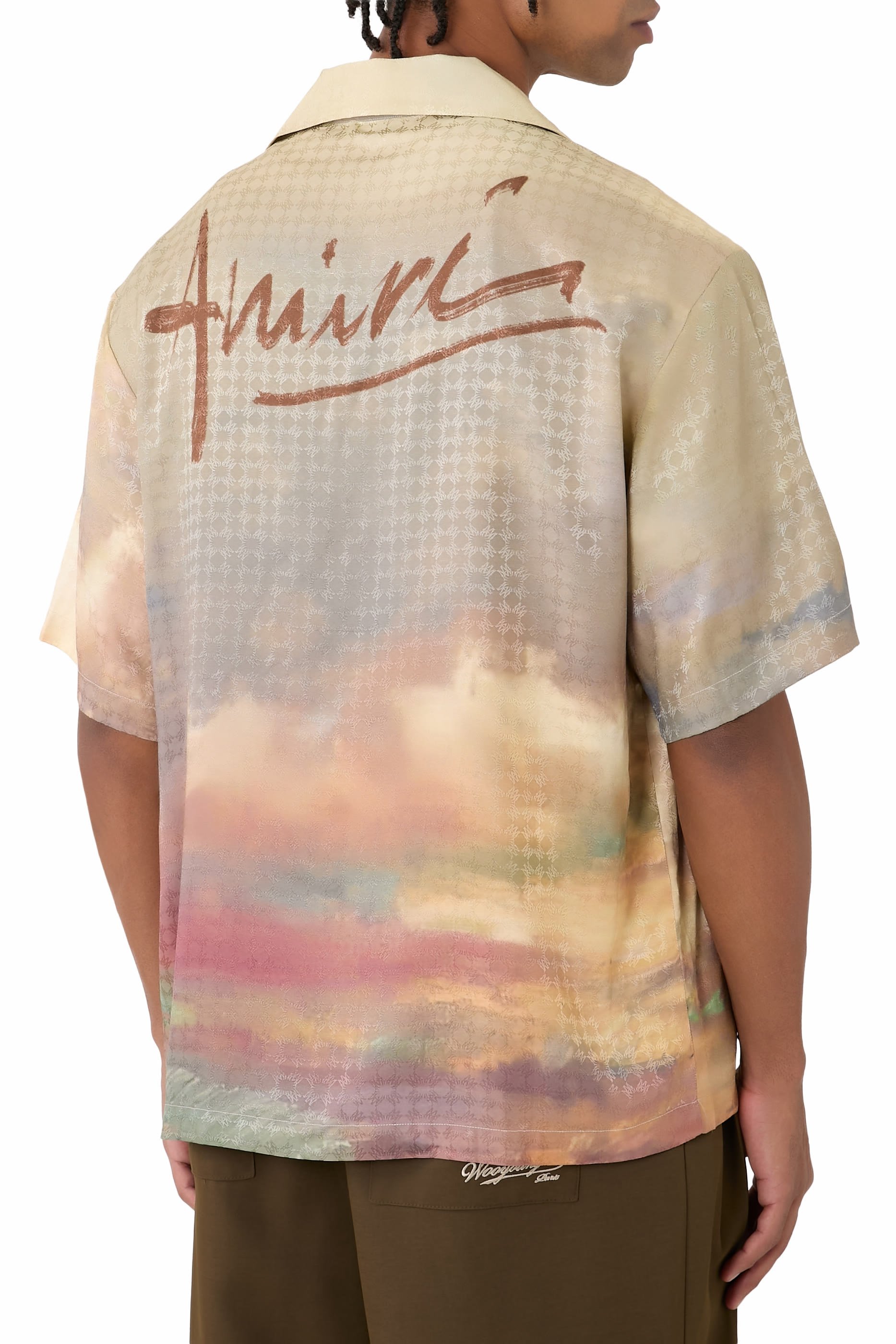 قميص بياقة مطوية ونقشة أحصنة