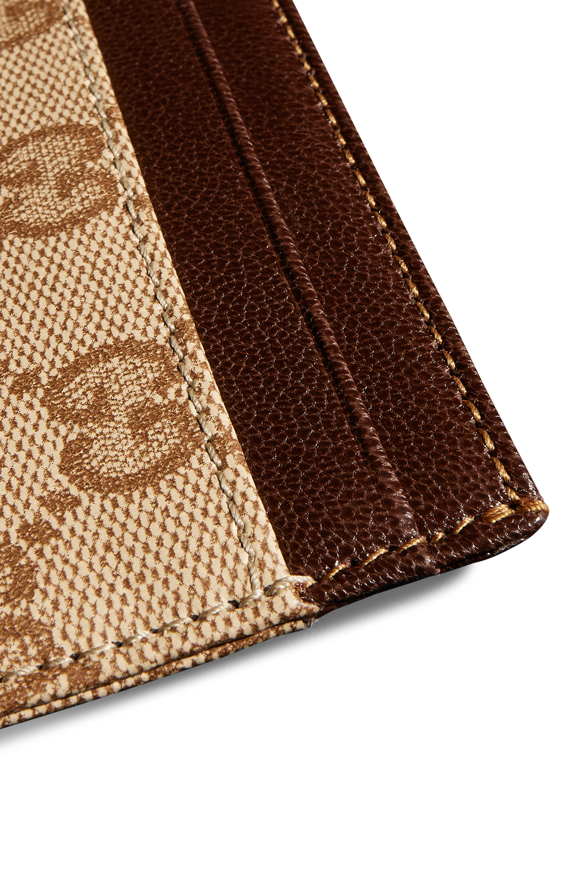 حافظة بطاقات بشعار الماركة