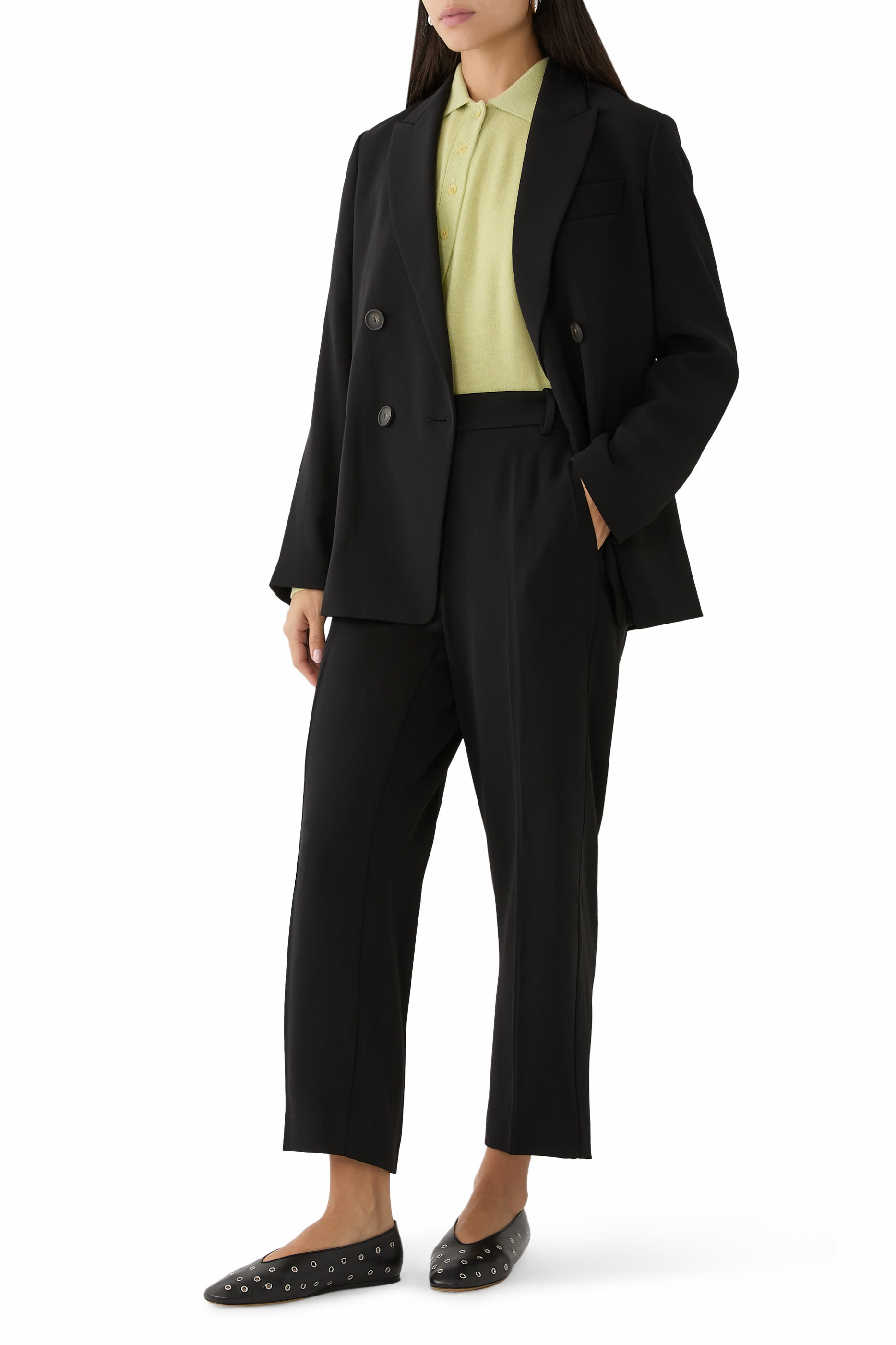 بنطال سهل الارتداء بقصة ضيقة من الأسفل وخصر متوسط الارتفاع