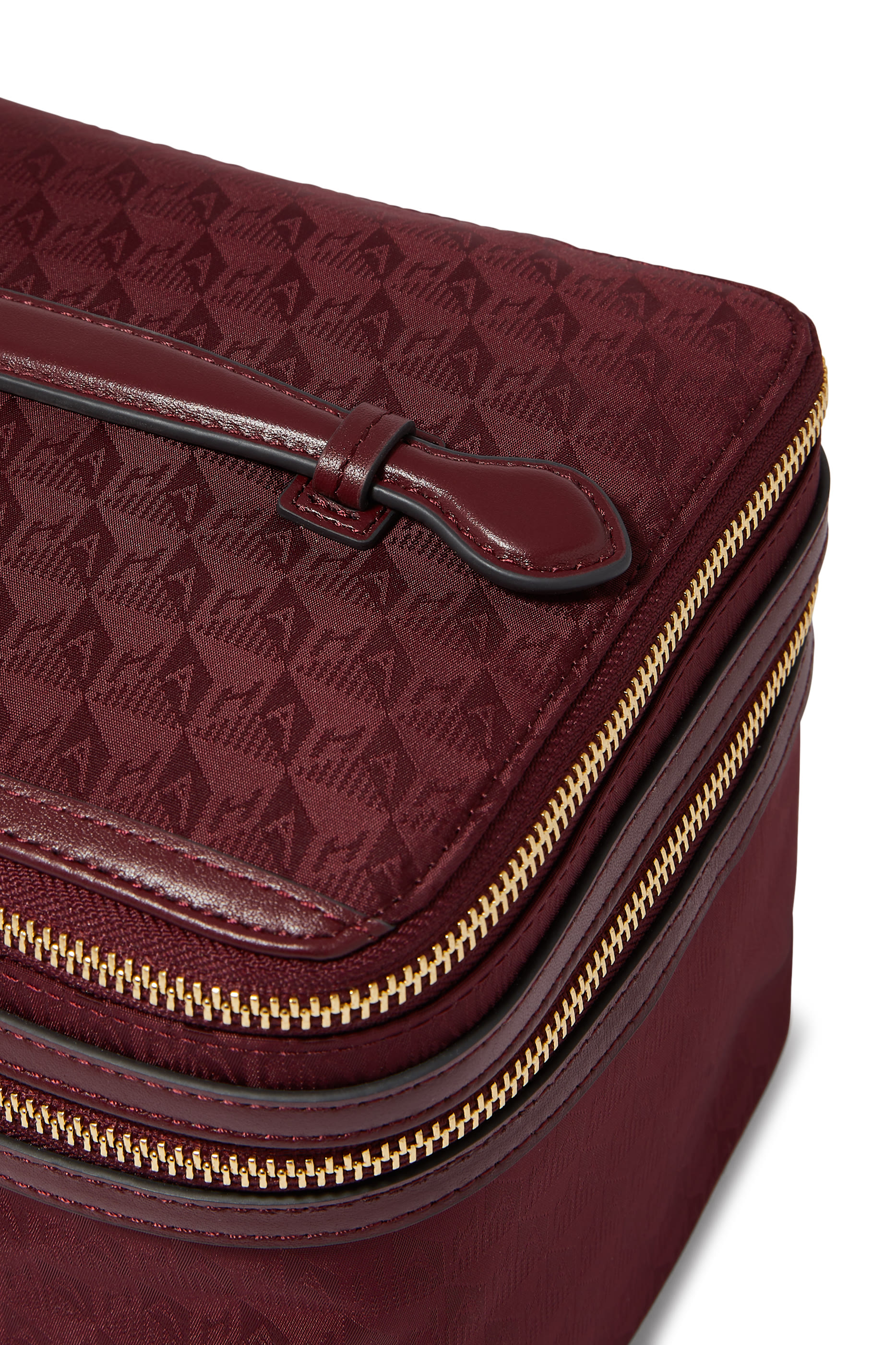 حقيبة بشعار الماركة لمجموعة مستحضرات التجميل