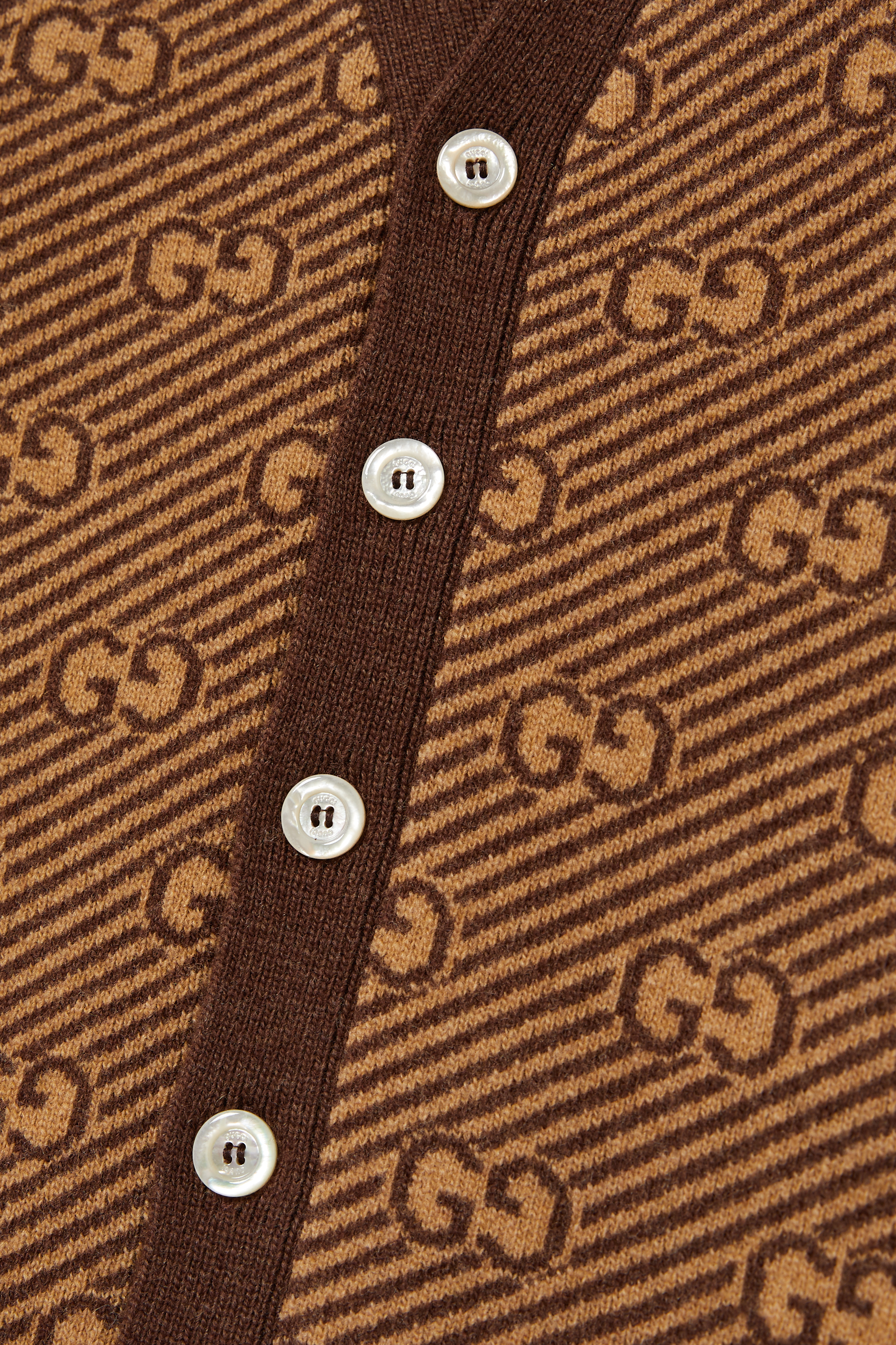 كارديغان بأزرار