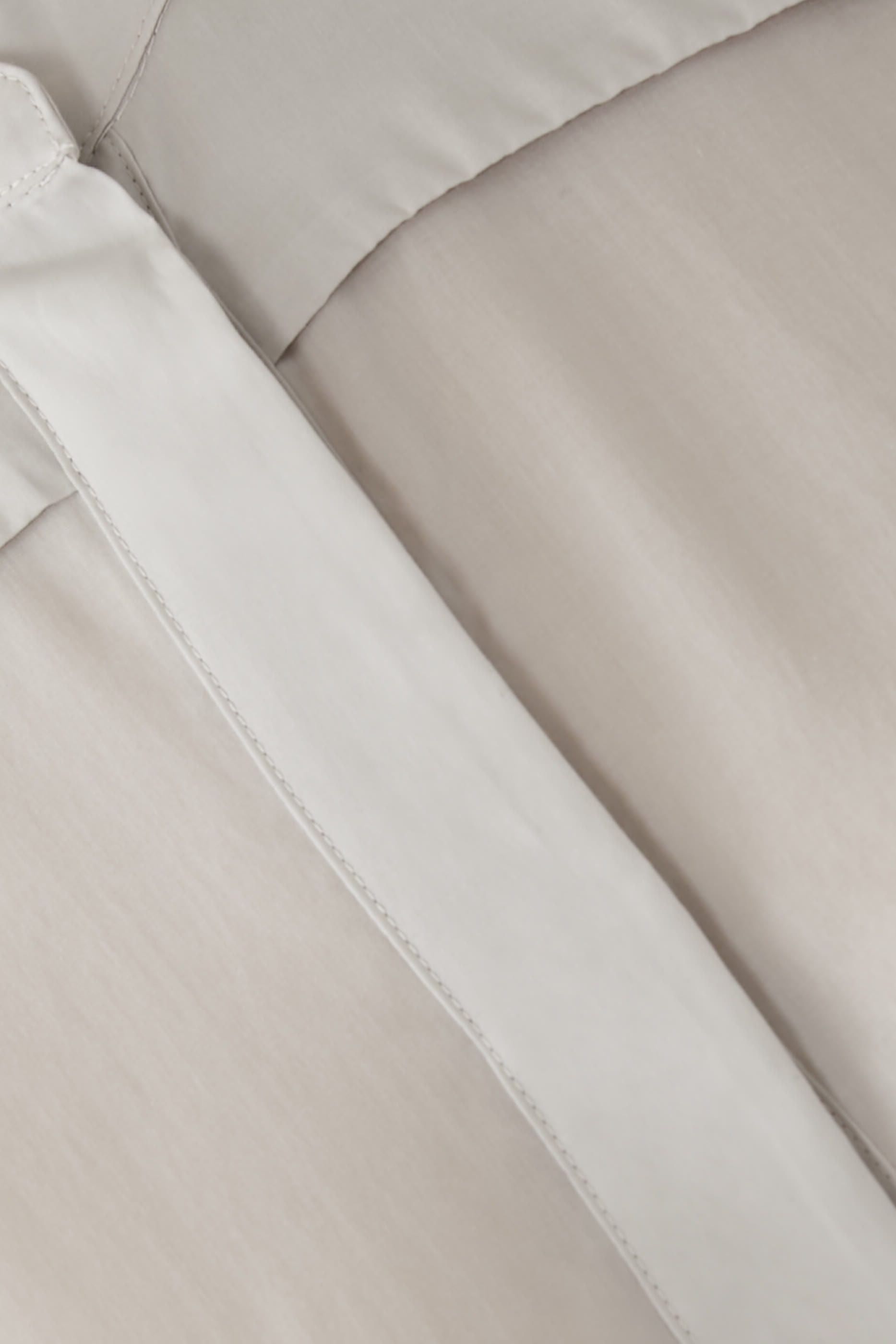 قميص بأكمام طويلة