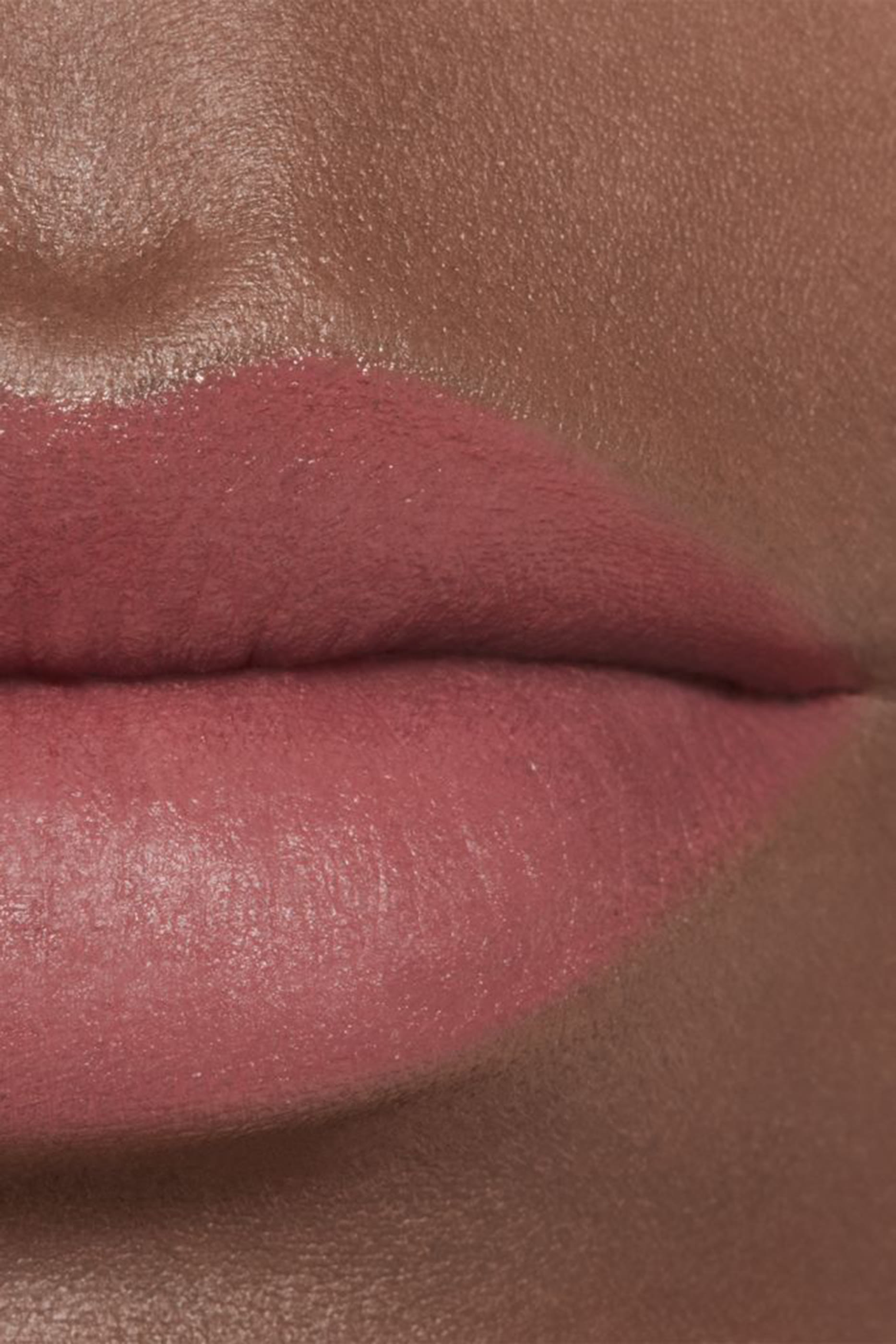 أحمر شفاه روج ألور فيلفيت لومينس غير لامع