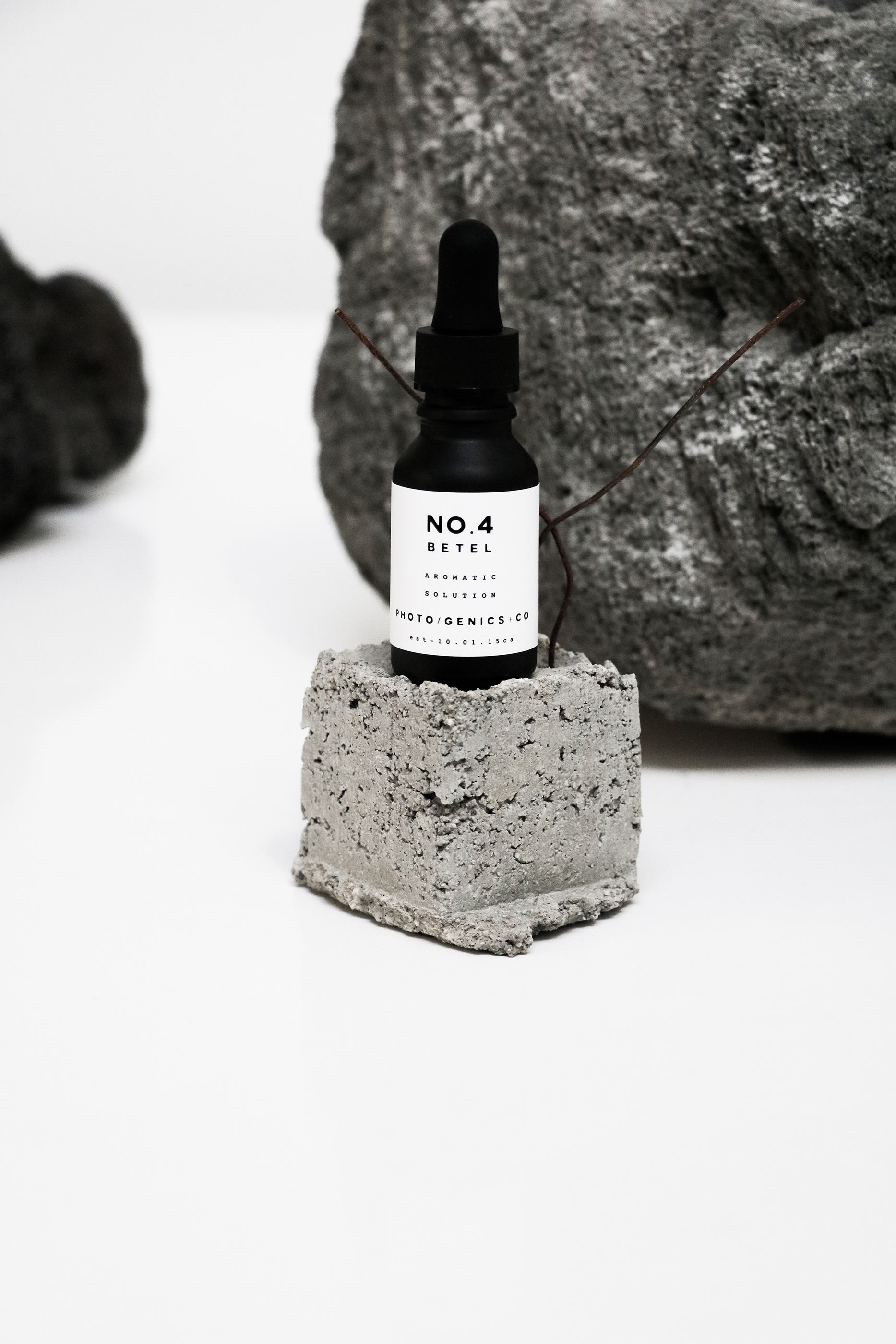 طقم موزع عطر No.4 باتل في وعاء خرساني