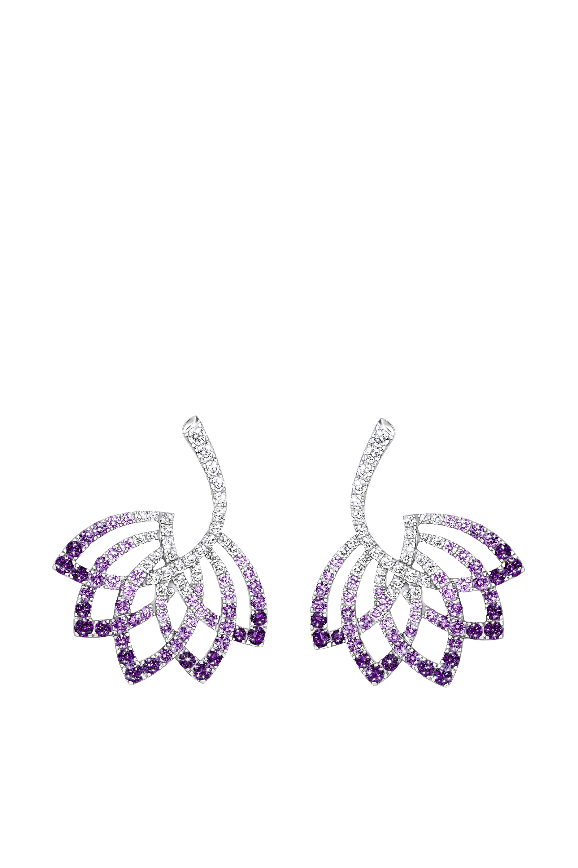 أقراط بتصميم زهرة اللوتس مرصعة بالياقوت الأزرق والماس، ذهب أبيض عيار 18