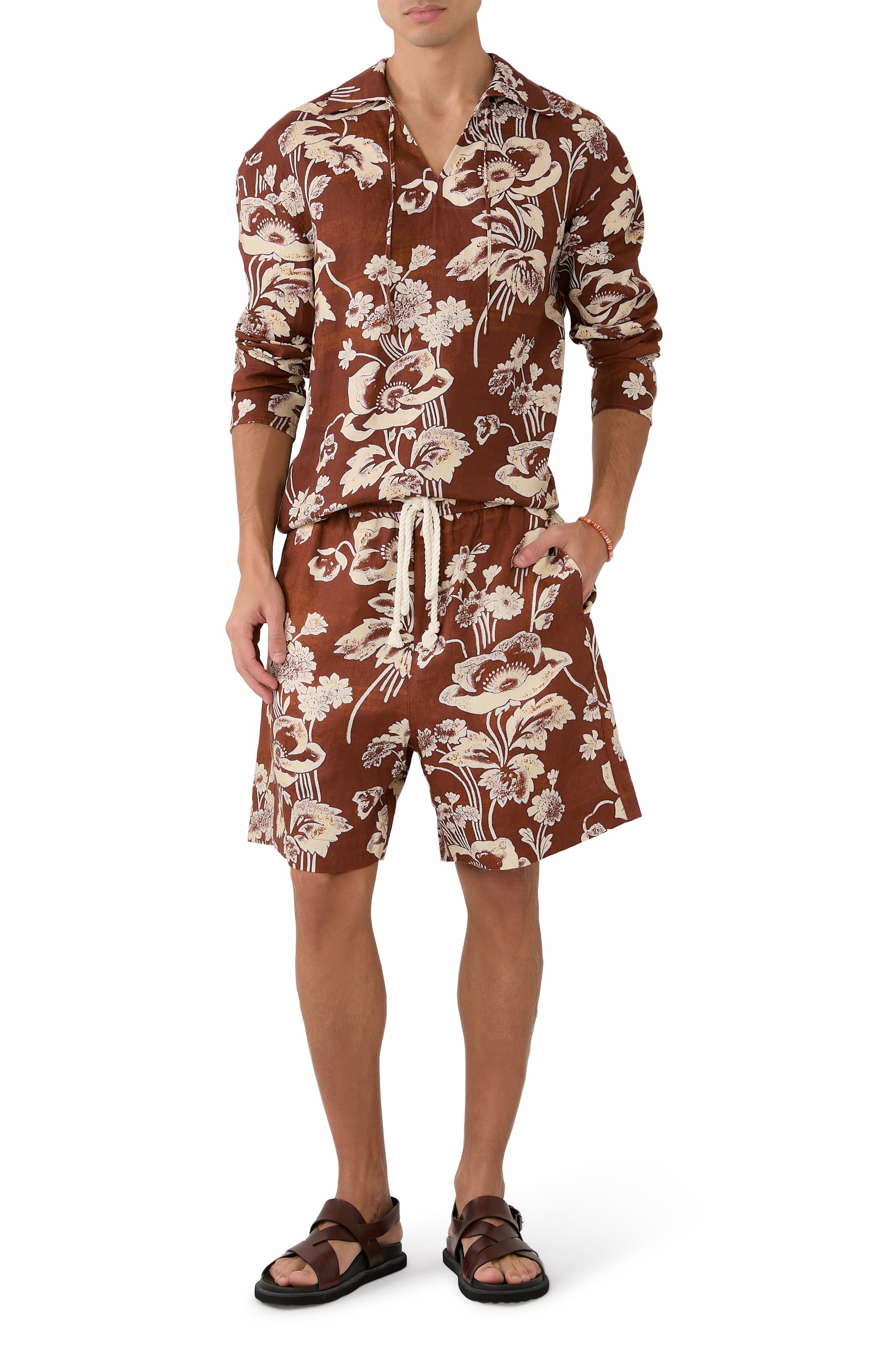 شورت مزين بطبعات زهرة الفاوانيا