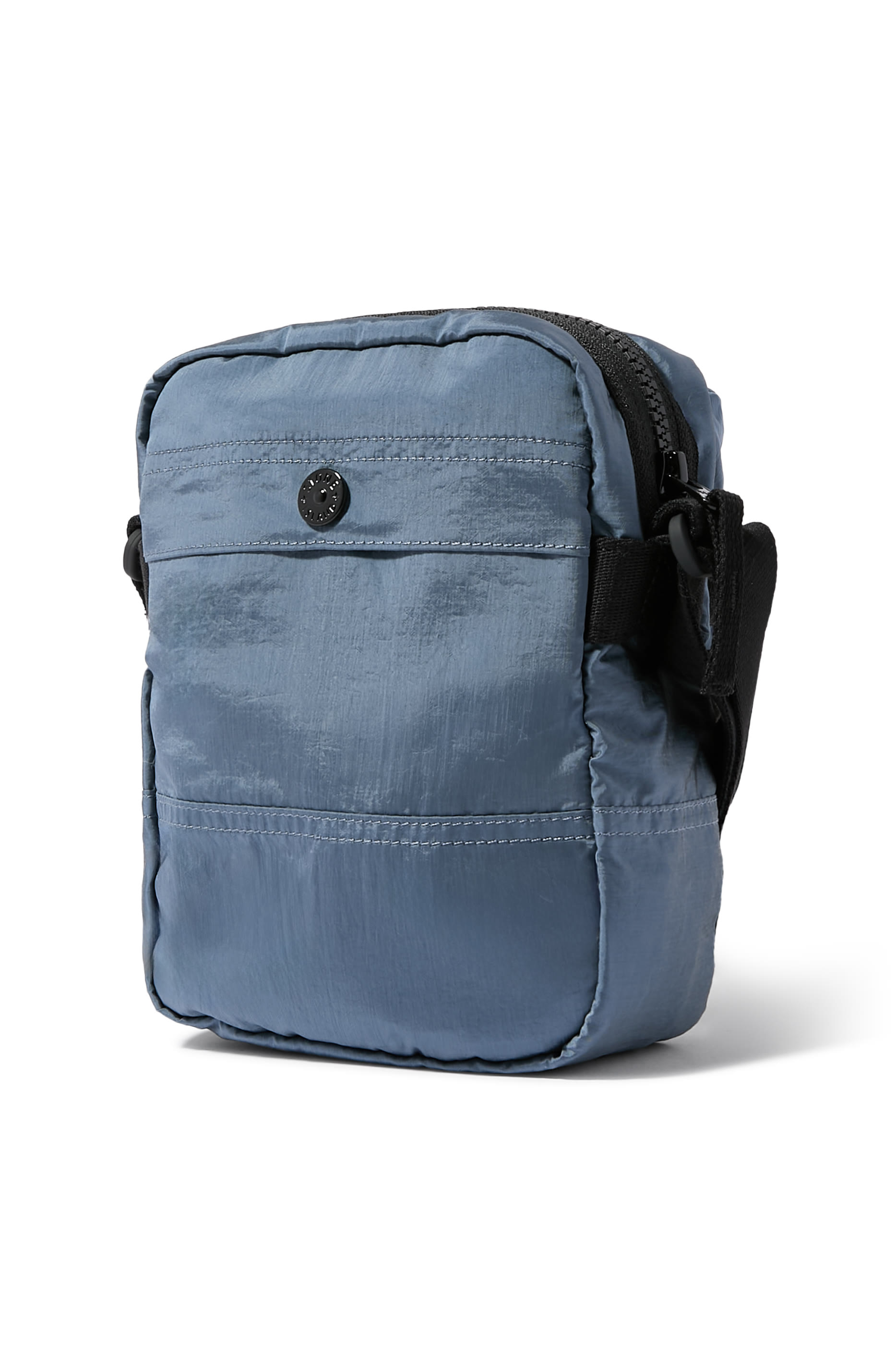 حقيبة صغيرة بشعار الماركة