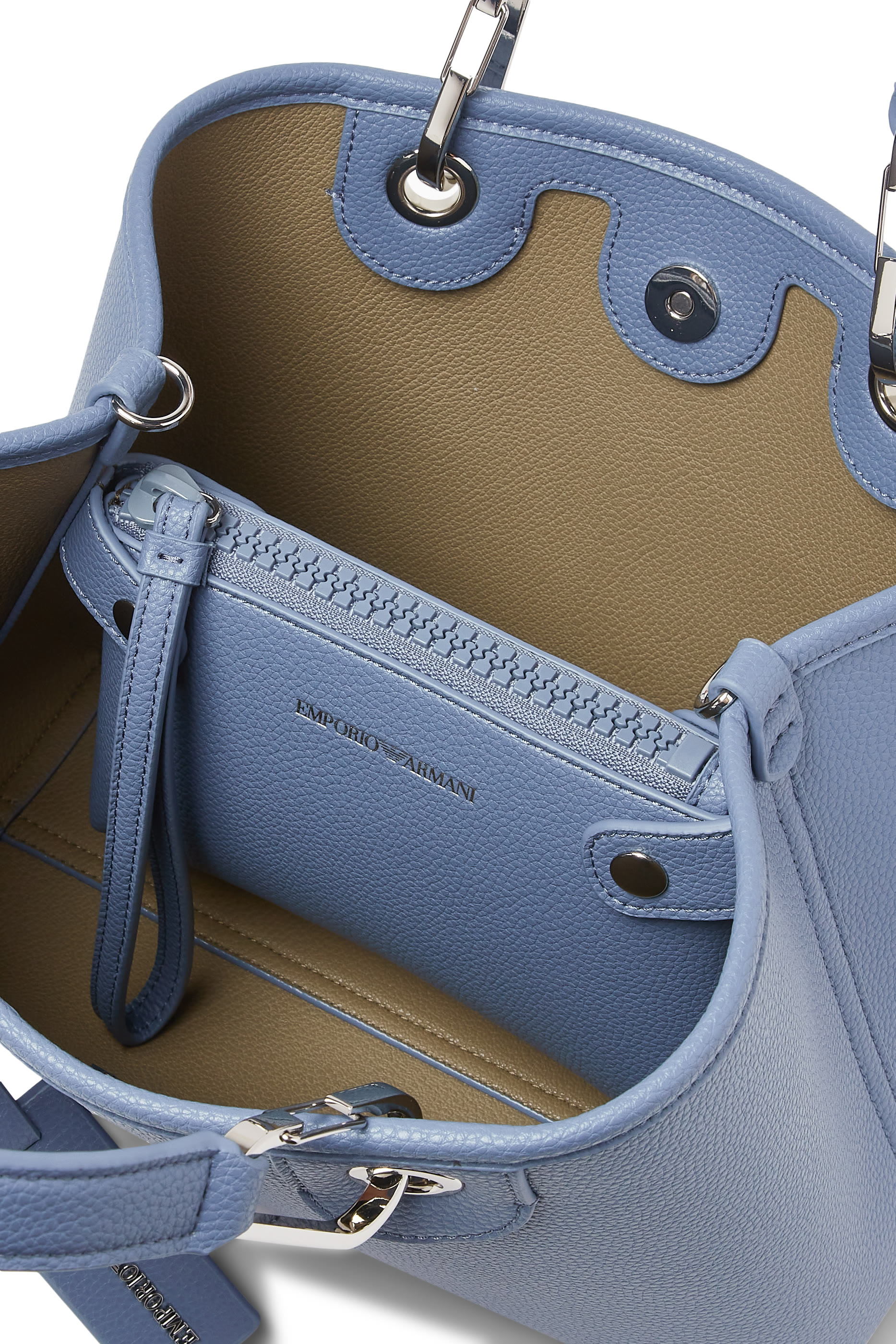 حقيبة يد مزينة بشعار الماركة