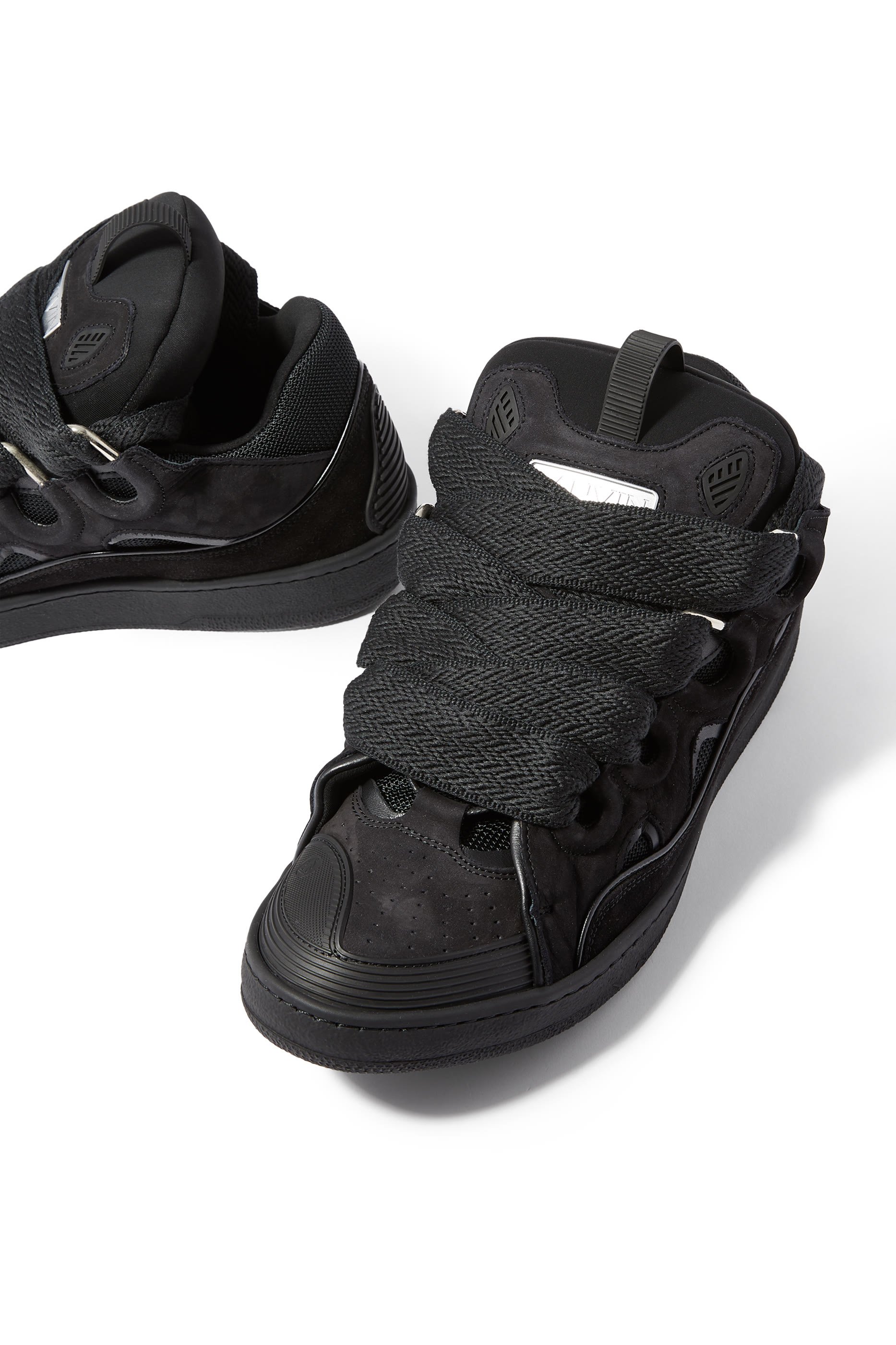 سنيكرز كيرب جلد