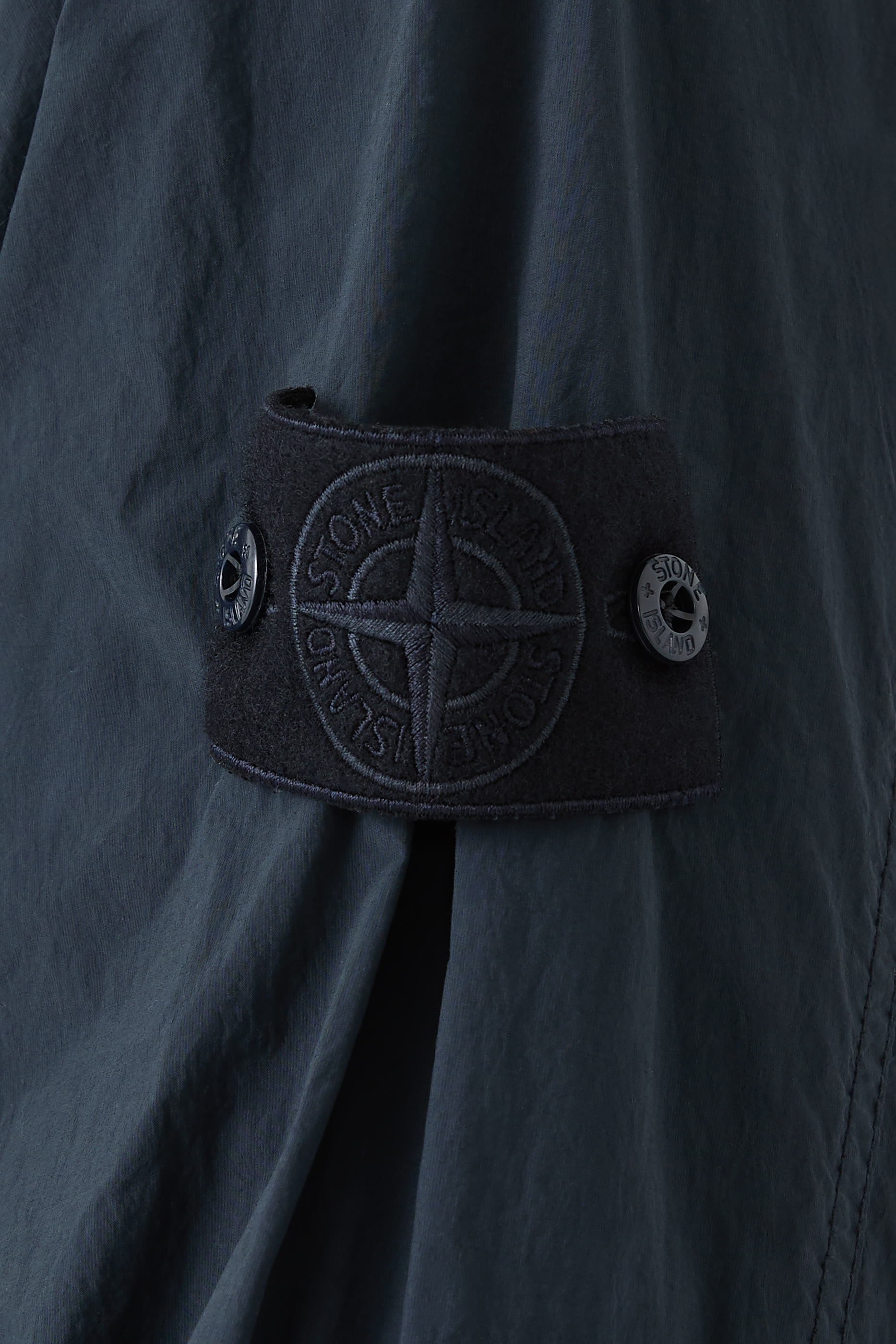 قميص بنمط جاكيت نايلون