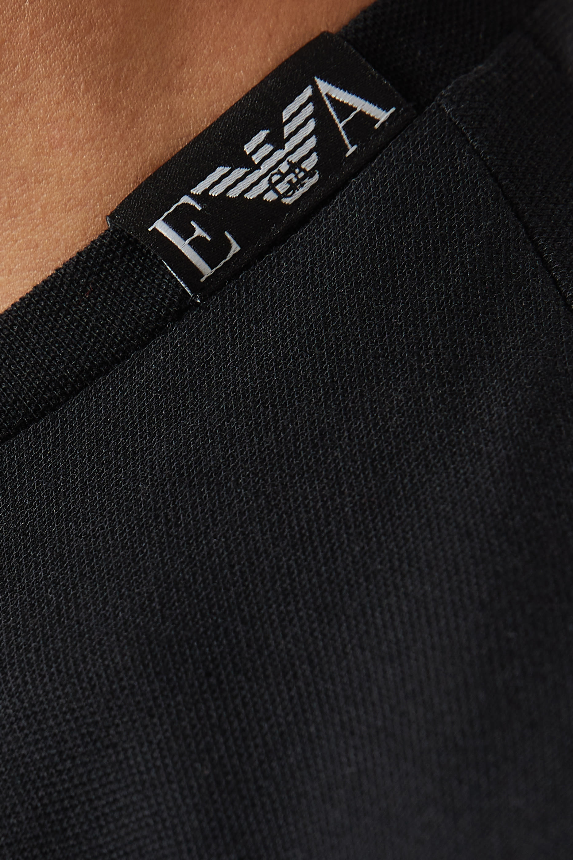 تيشيرت بياقة ضيقة