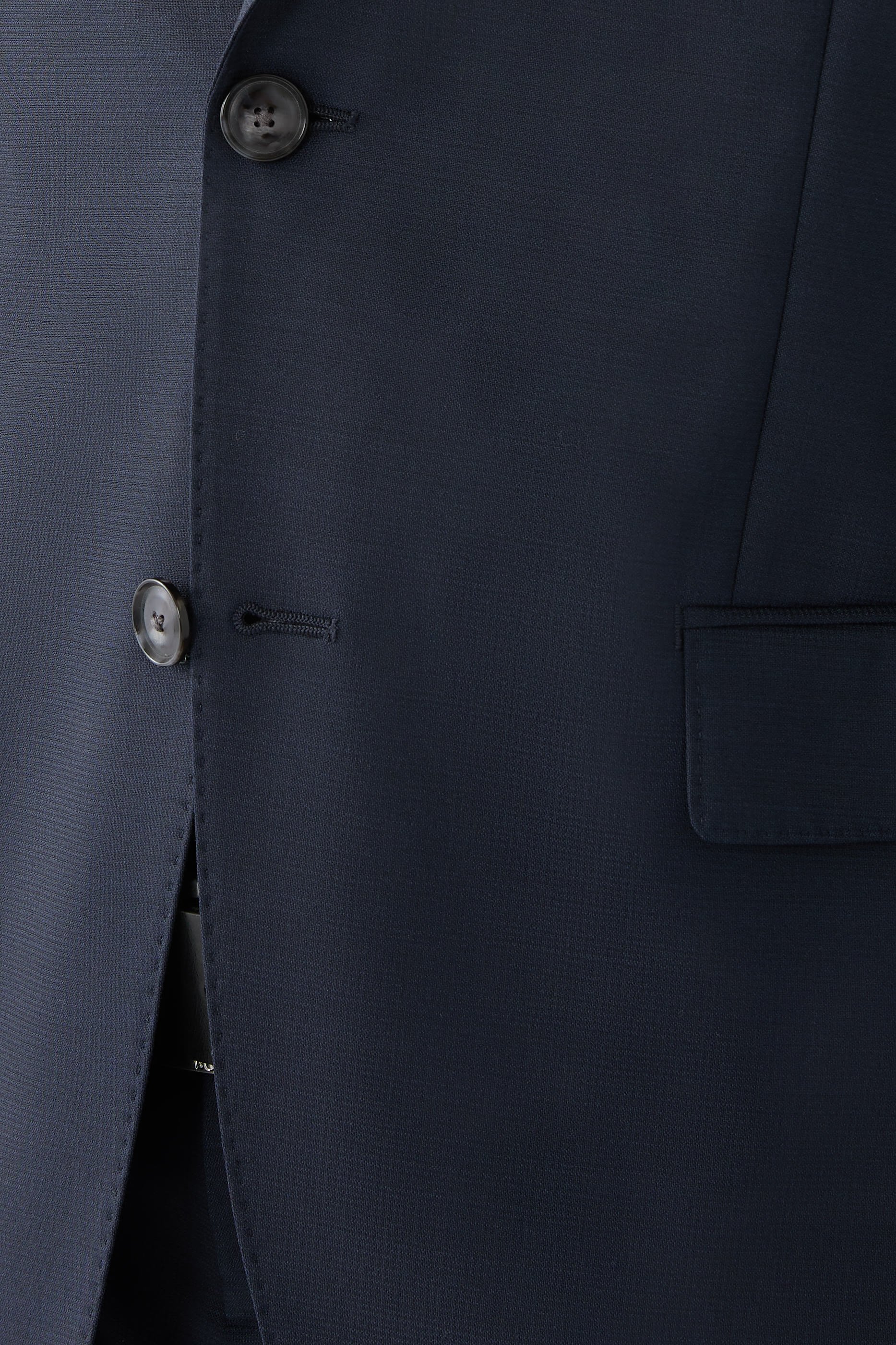 بدلة بقصة ضيقة