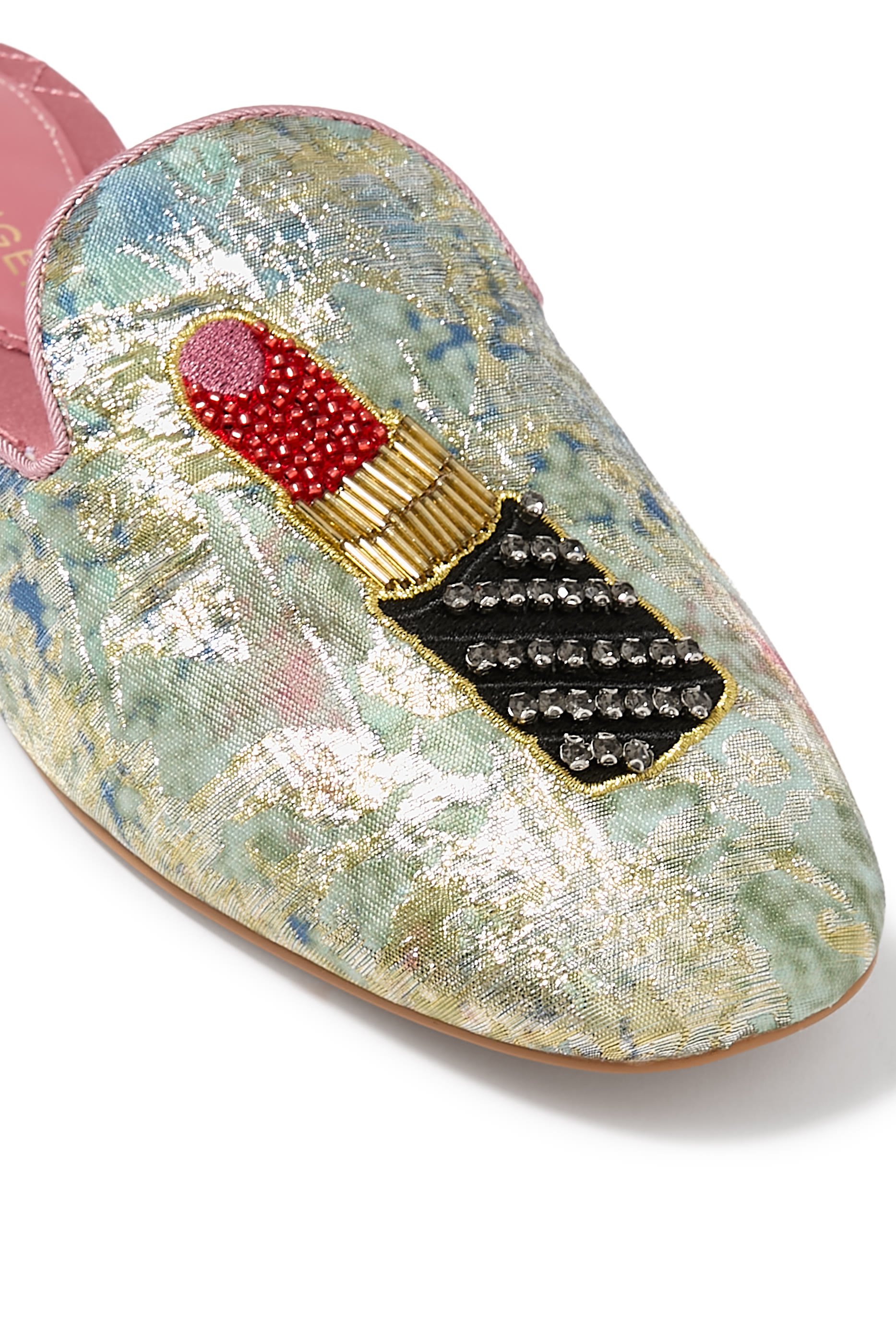 حذاء خفيف مطرز