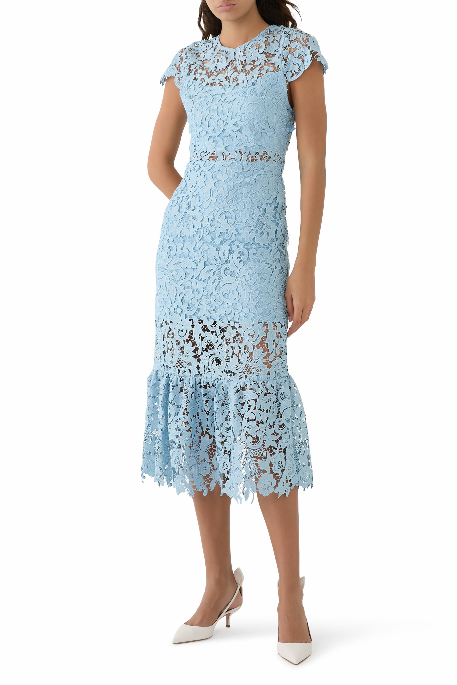 فستان كلوفر بظهر مفتوح وقصة متوسطة الطول دانتيل