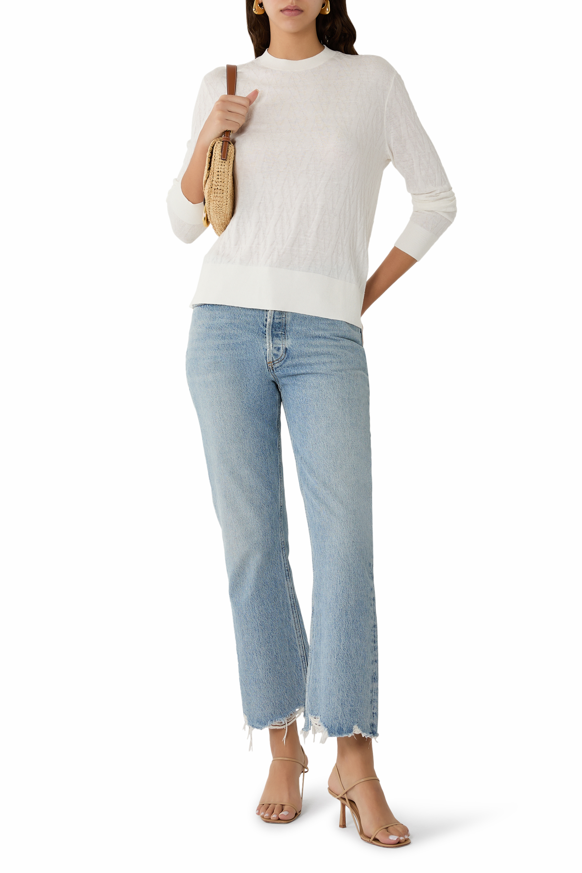 كنزة بحروف شعار الماركة