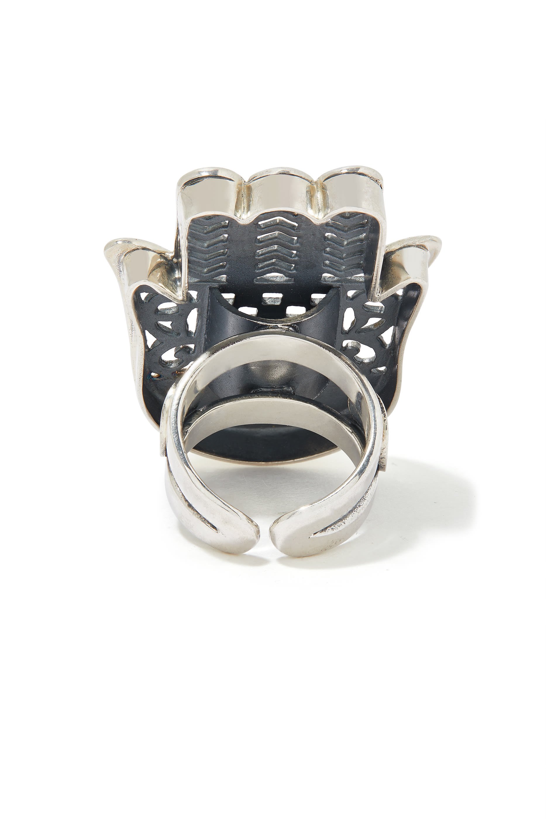 خاتم بحلية على شكل كف