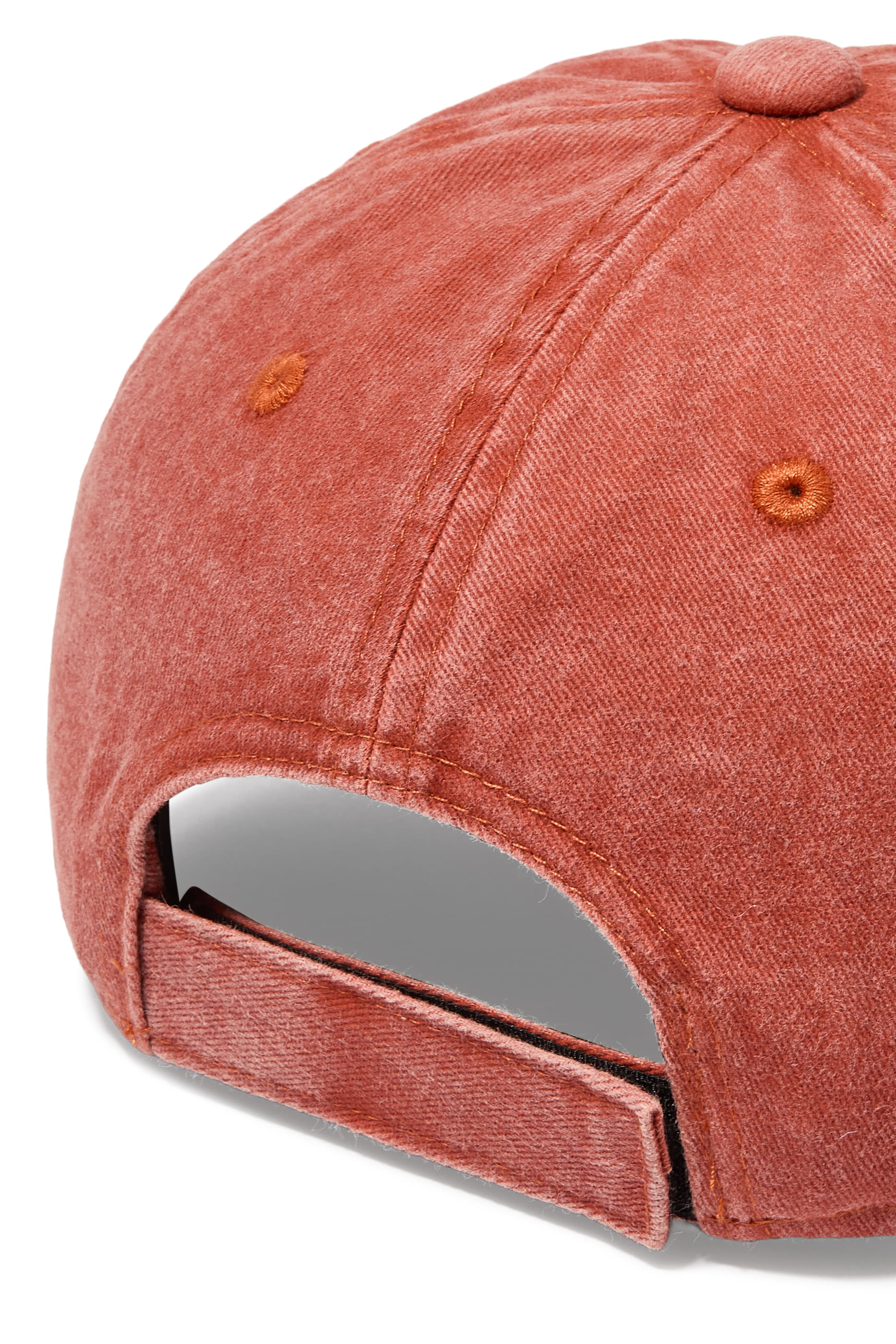 كاب مطرز بشعار الماركة