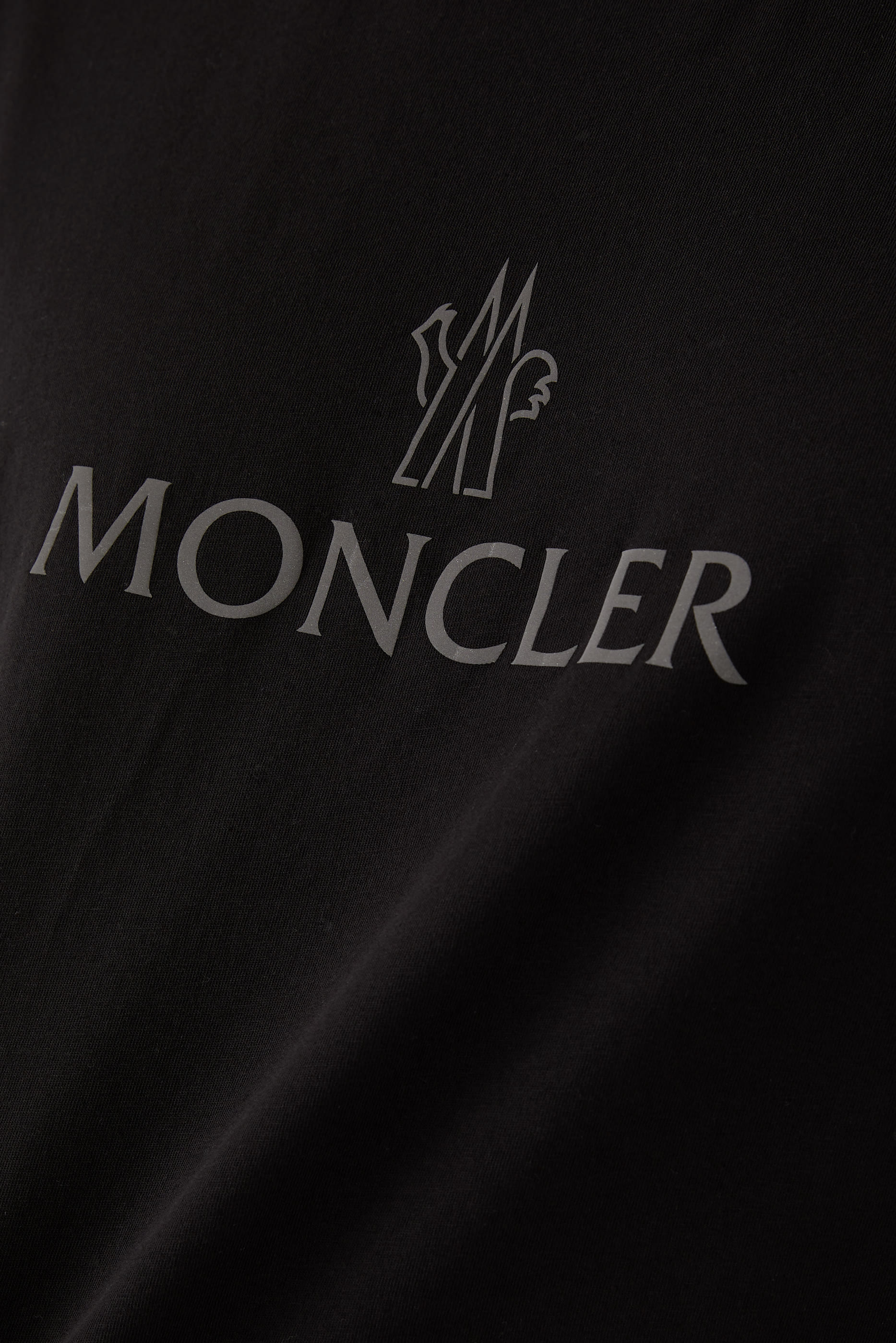 تيشيرت بأكمام قصيرة بشعار الماركة