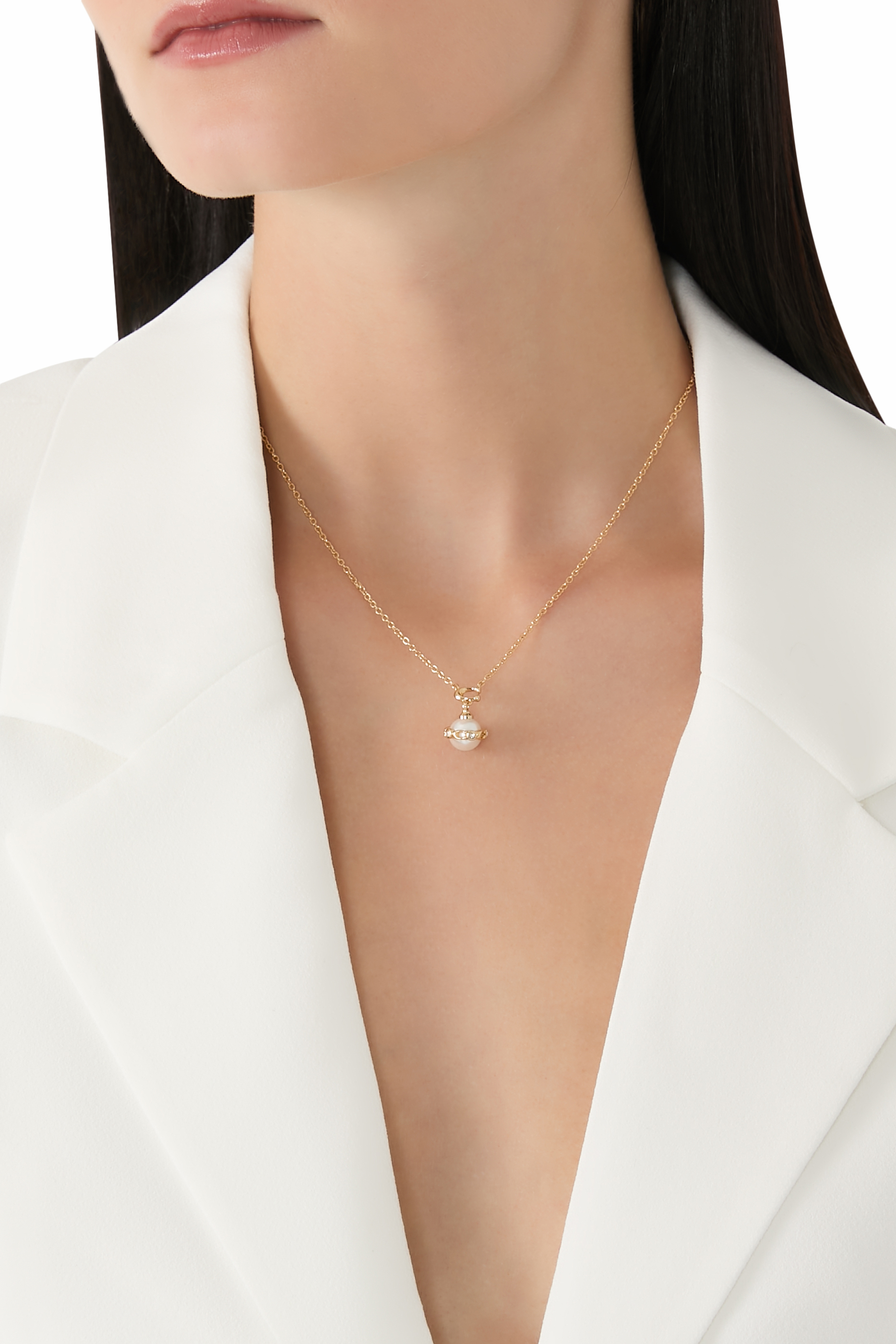 قلادة قصيرة بدلاية كروية مرصعة بلؤلؤ نحاس مطلي