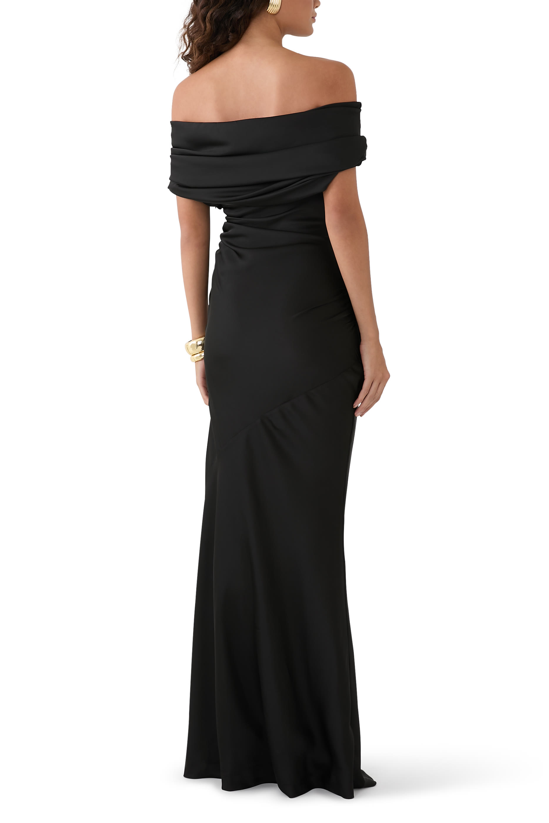 فستان بأكتاف متساقطة