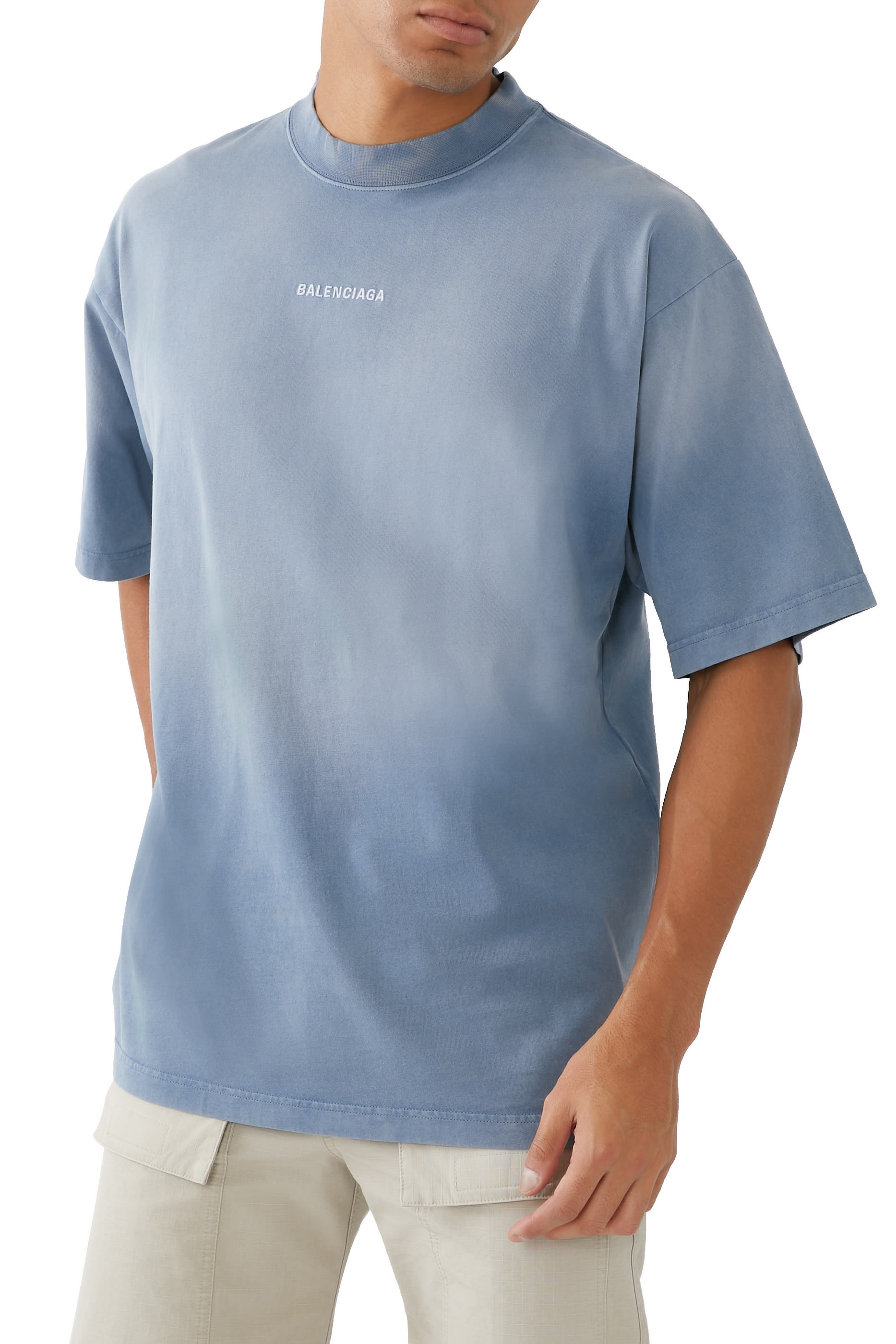 تيشيرت بطبعات شعار الماركة