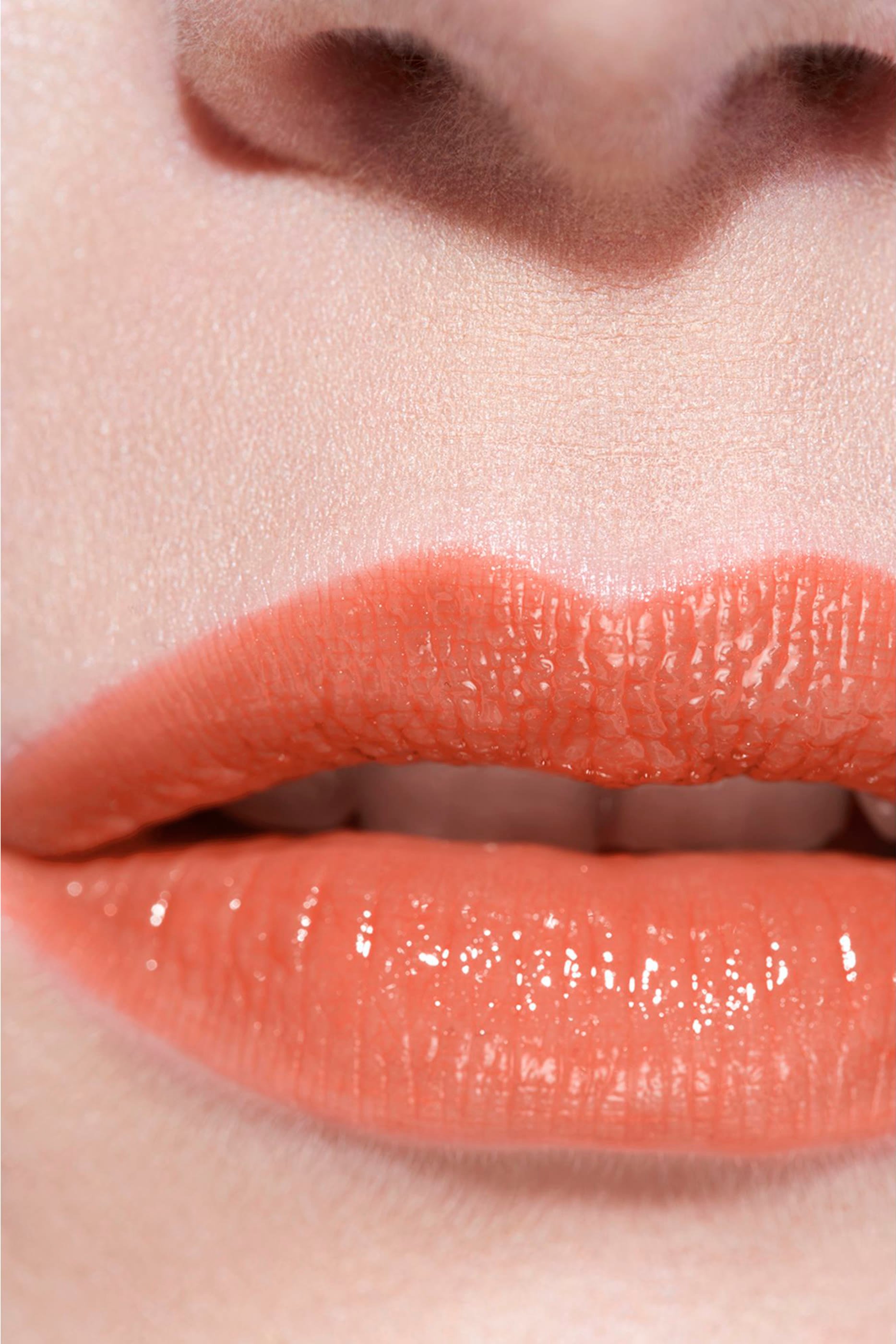 مرطب شفاه ملون Chanel Rouge Coco Baume Shine Hydrating Beautifying