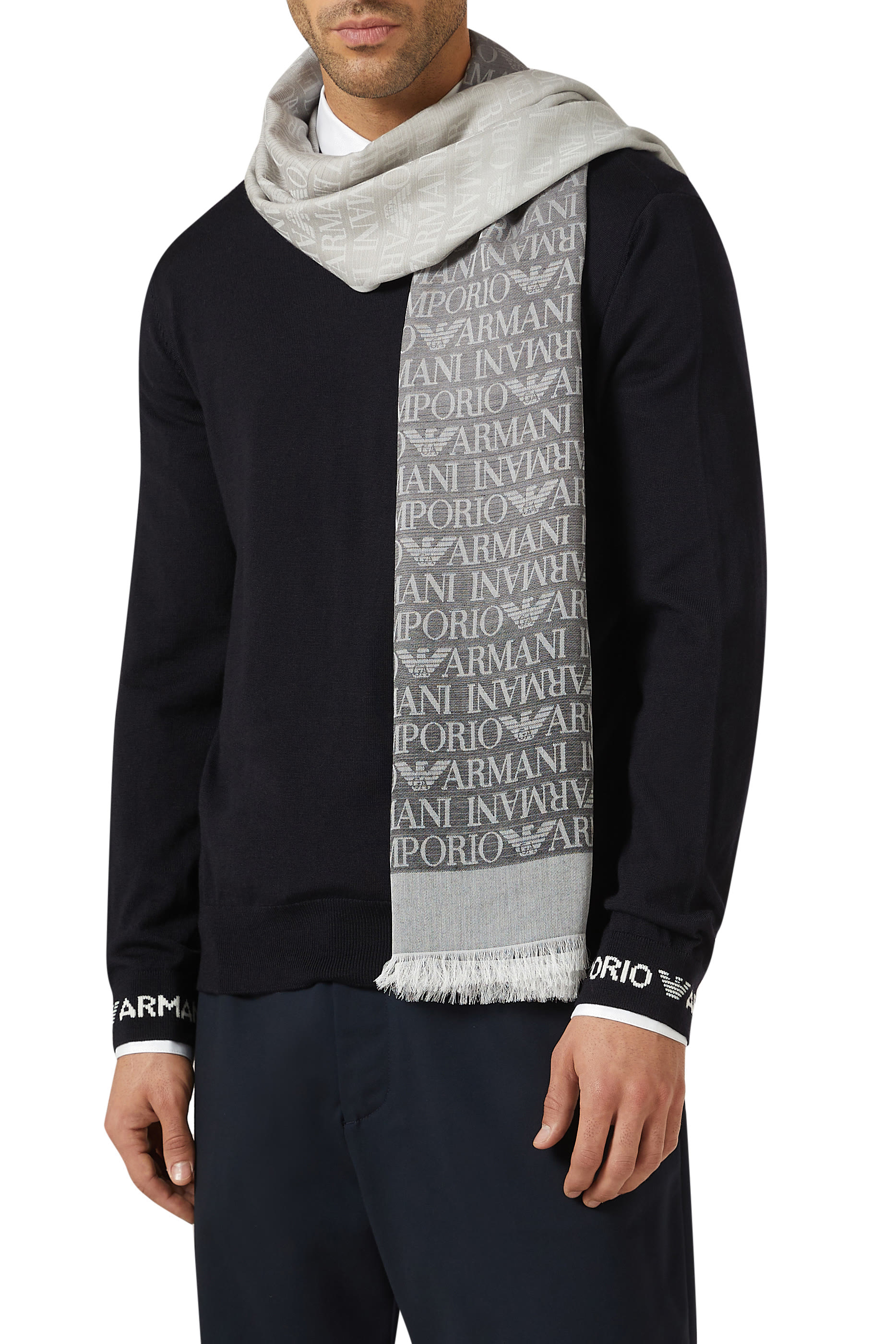 وشاح بلون متدرج بشعار الماركة