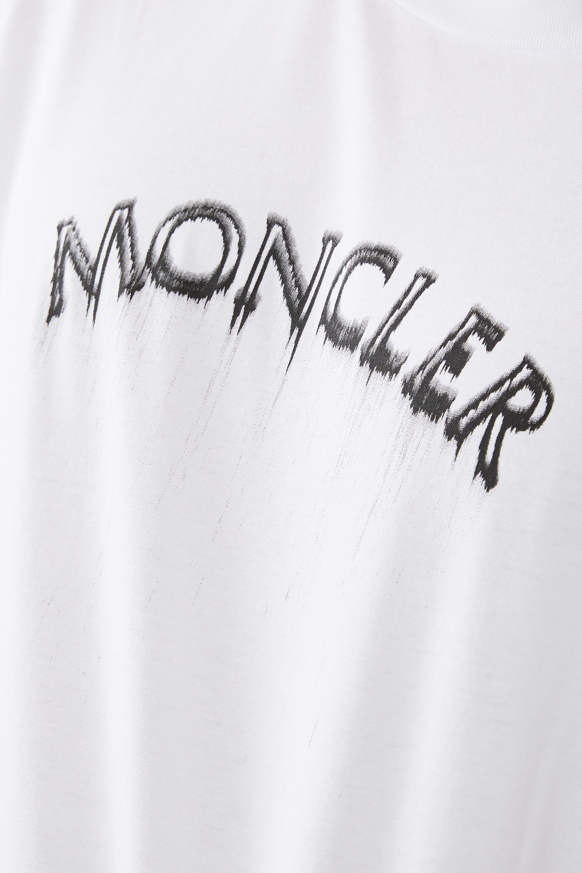 تيشيرت بأكمام قصيرة بشعار الماركة