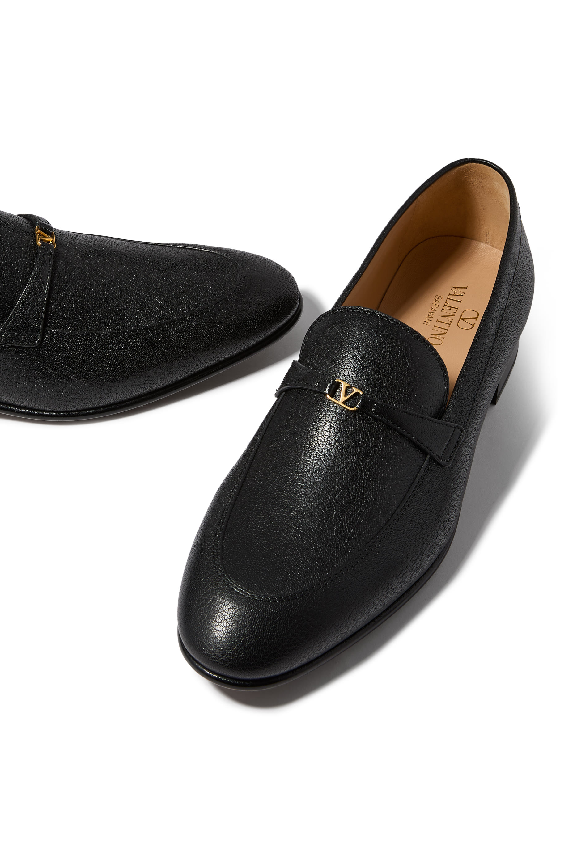 حذاء سهل الارتداء بشعار حرف الماركة