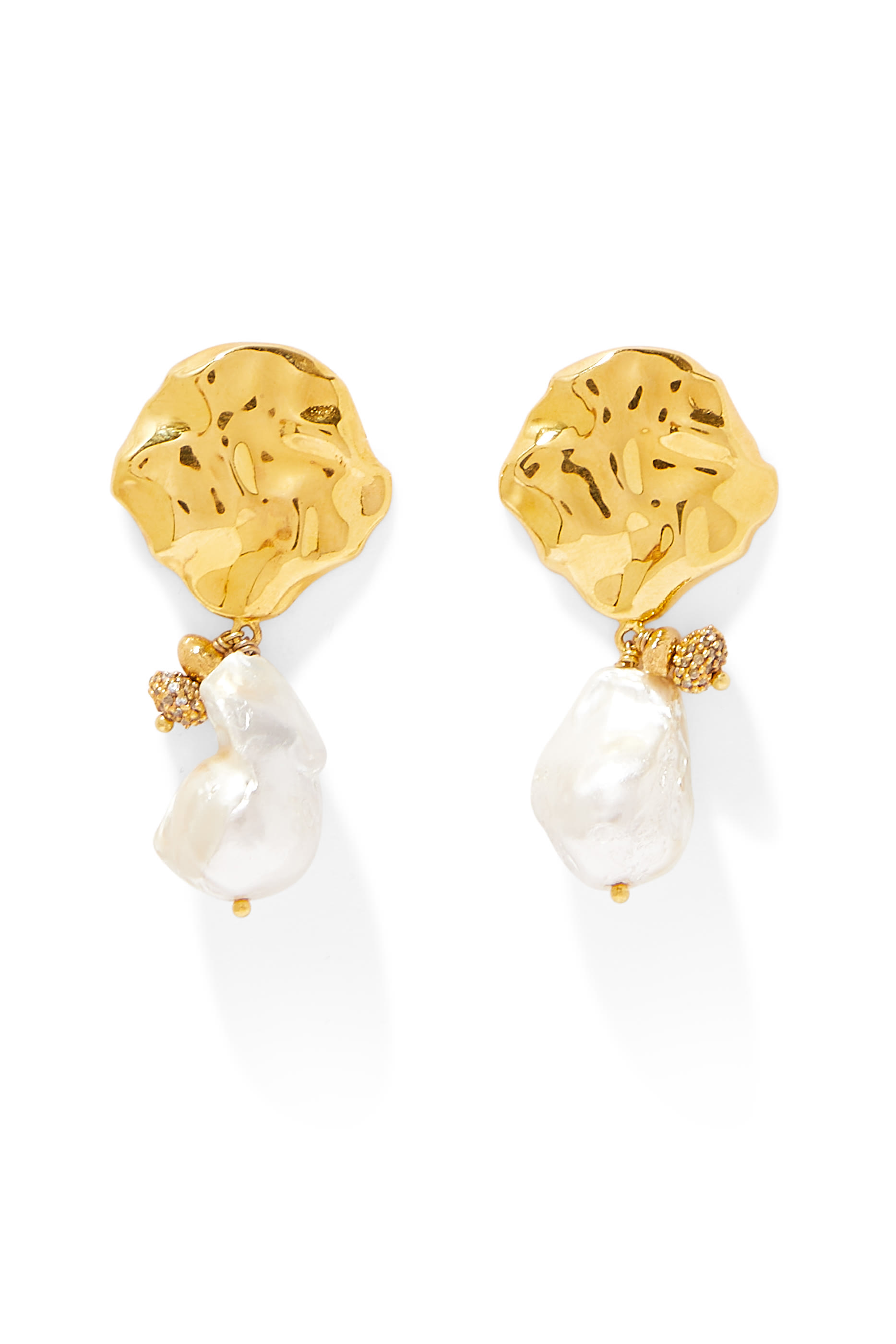 أقراط بتصميم مموج مرصع باللؤلؤ