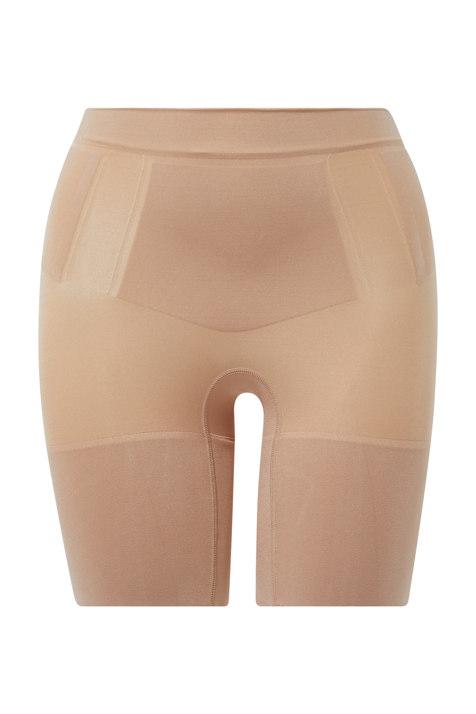 شورت بطول منتصف الفخذ