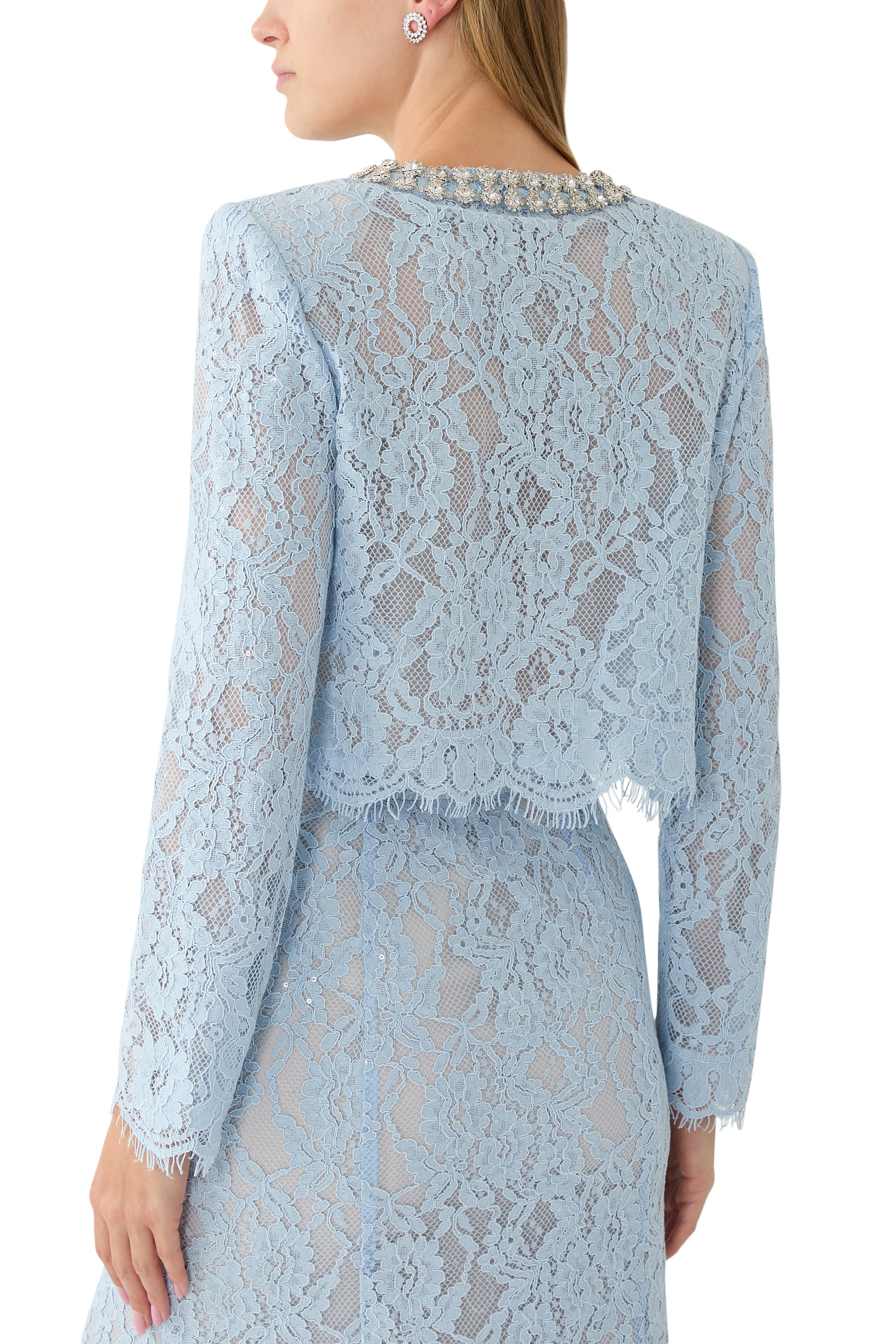 بلوزة بحلي ودانتيل