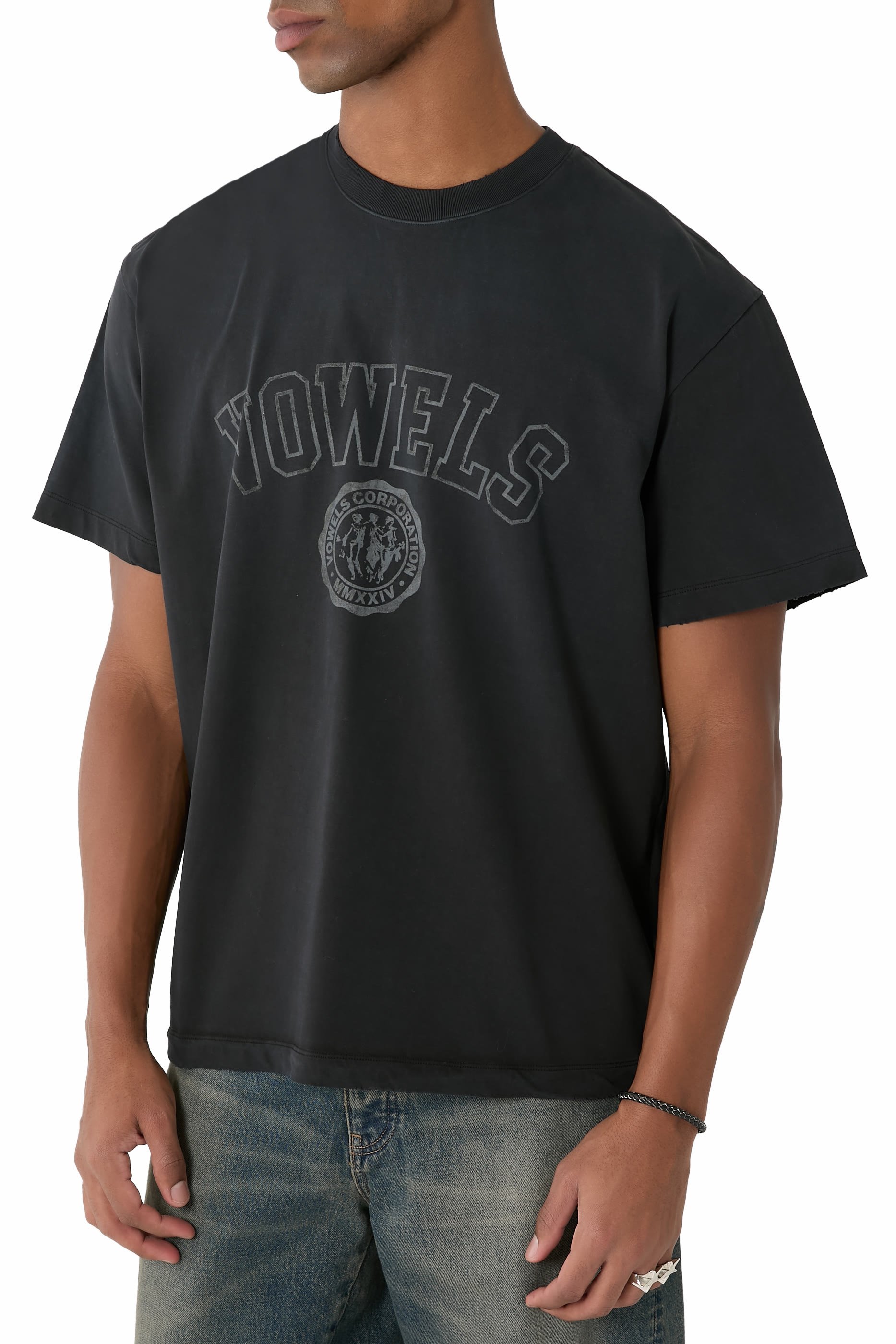 تيشيرت بنقشة شعار الماركة بتصميم جامعي باهت