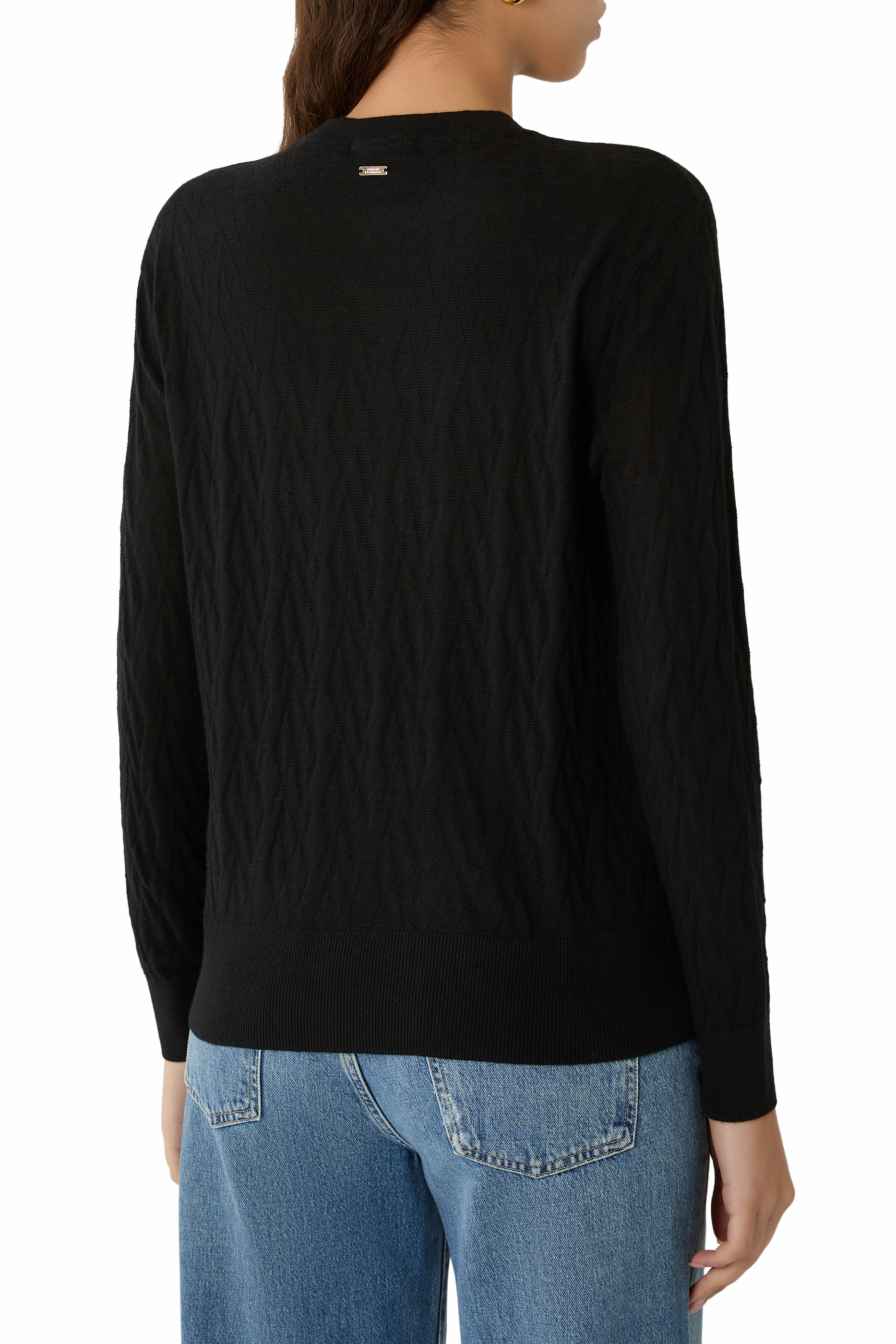 كنزة بحروف شعار الماركة