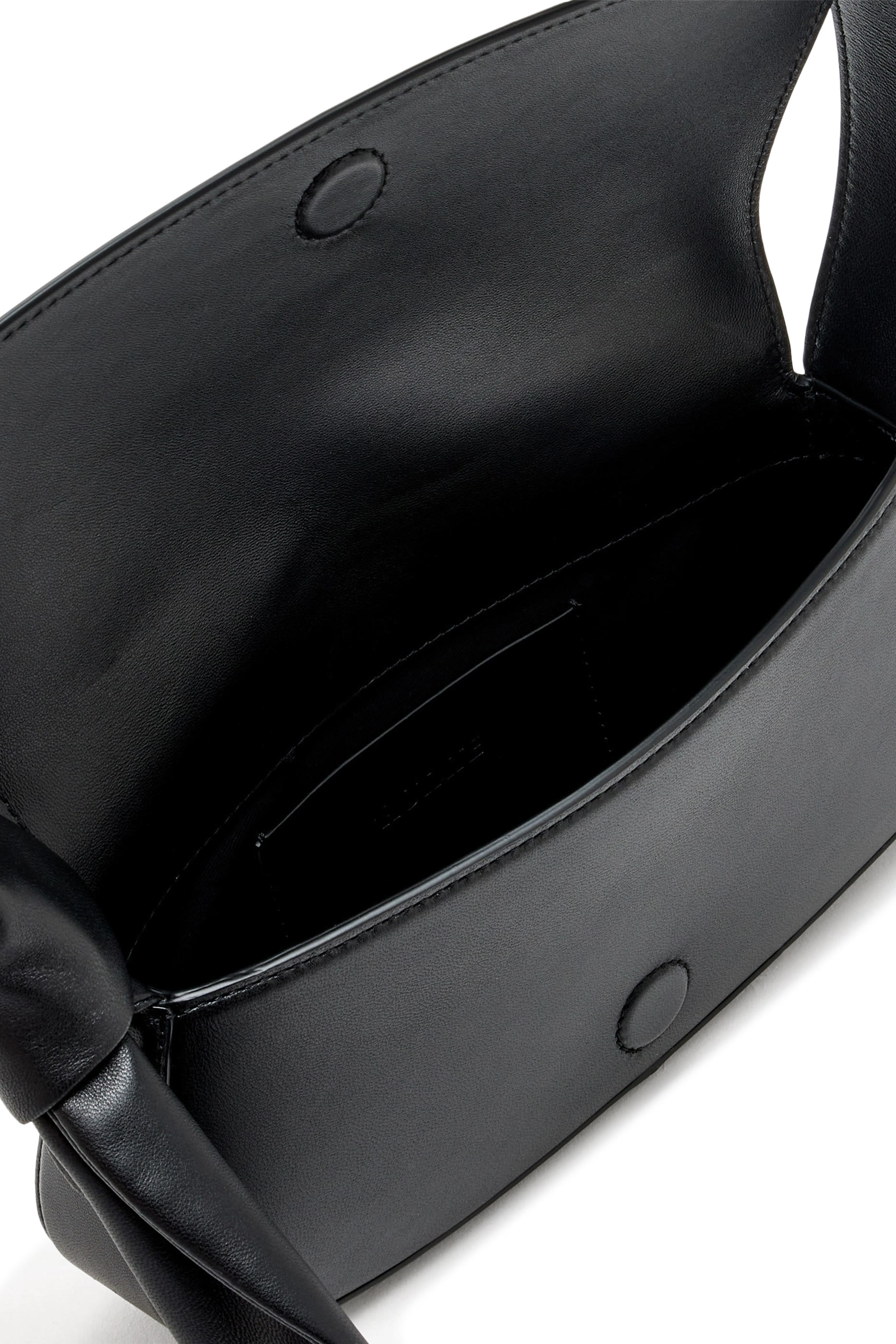 حقيبة بحمالة بتفاصيل عقدة جلد