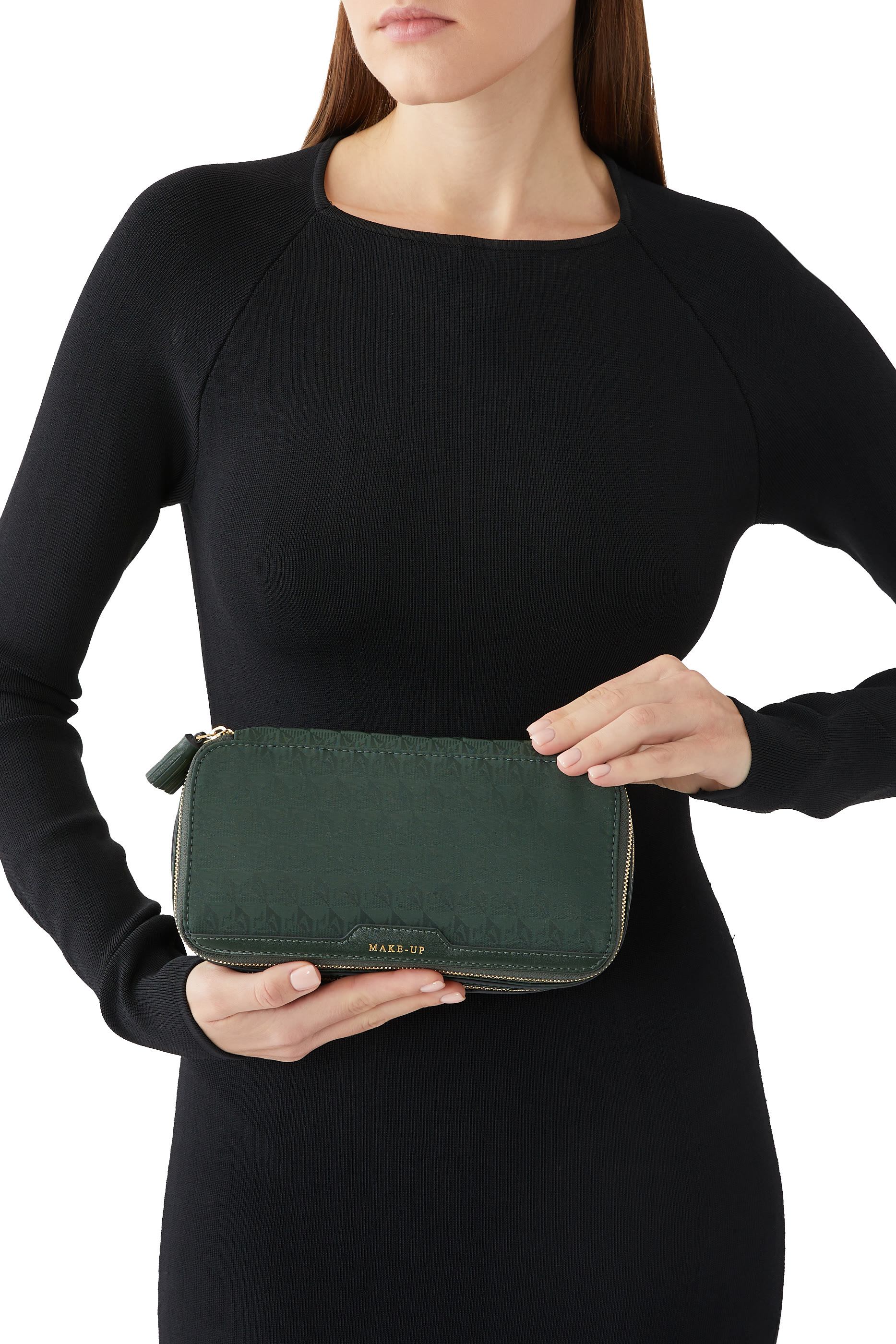 حقيبة مستحضرات تجميل صغيرة بشعار الماركة