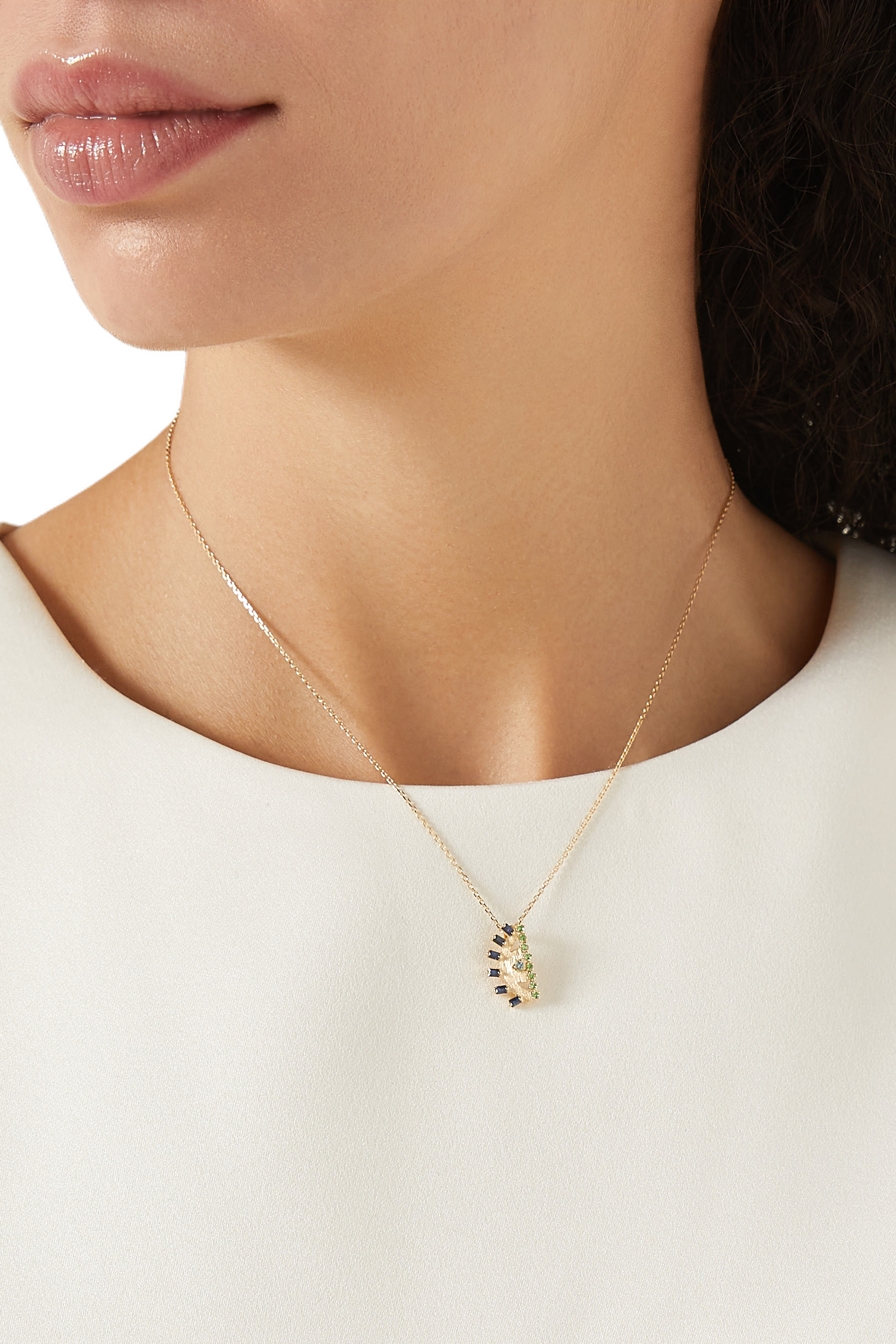 قلادة بدلاية عين مرصعة بالتوباز والزمرد والياقوت، ذهب أصفر عيار 18