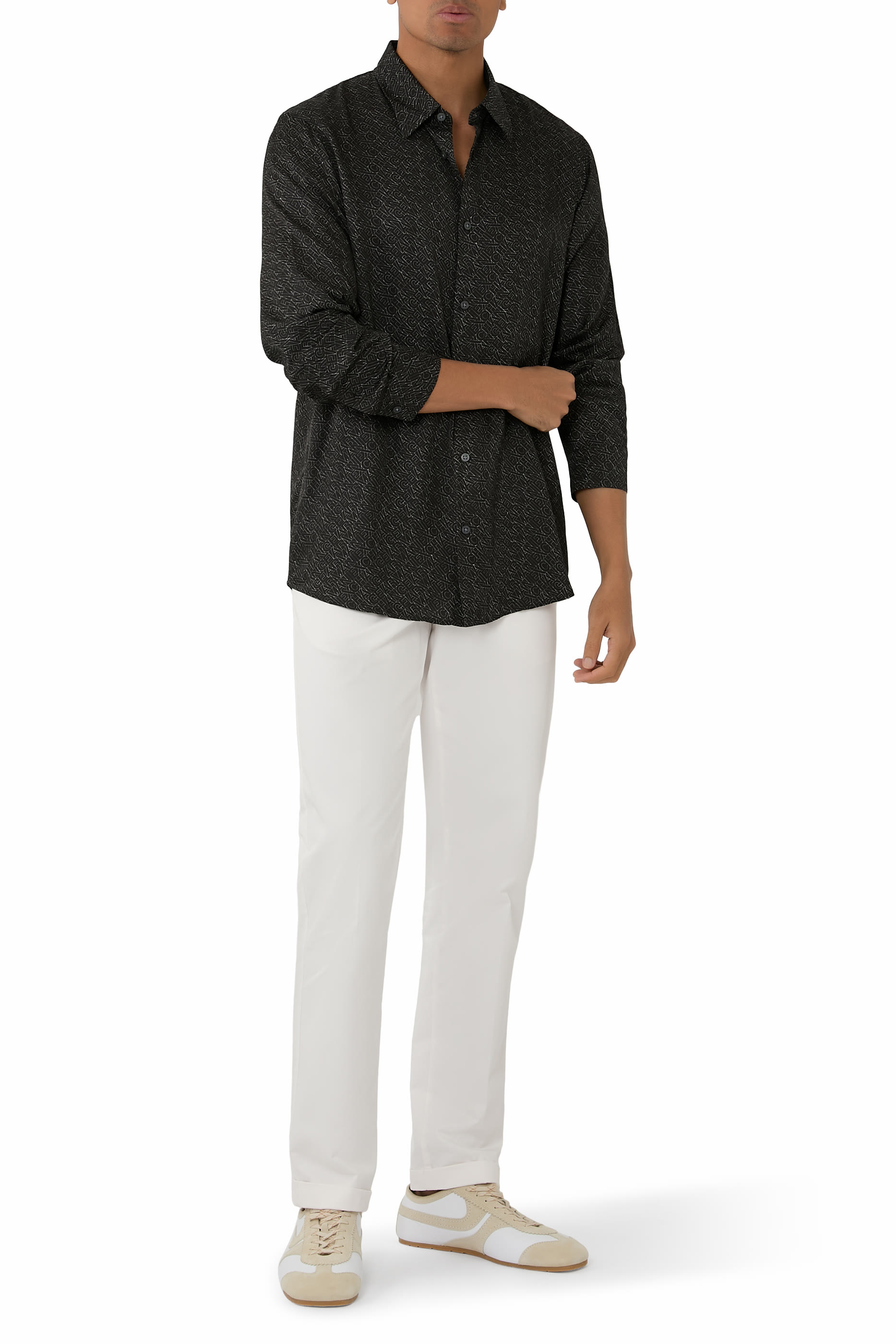 قميص بأكمام طويلة مزين كليا بنقشة شعار الماركة