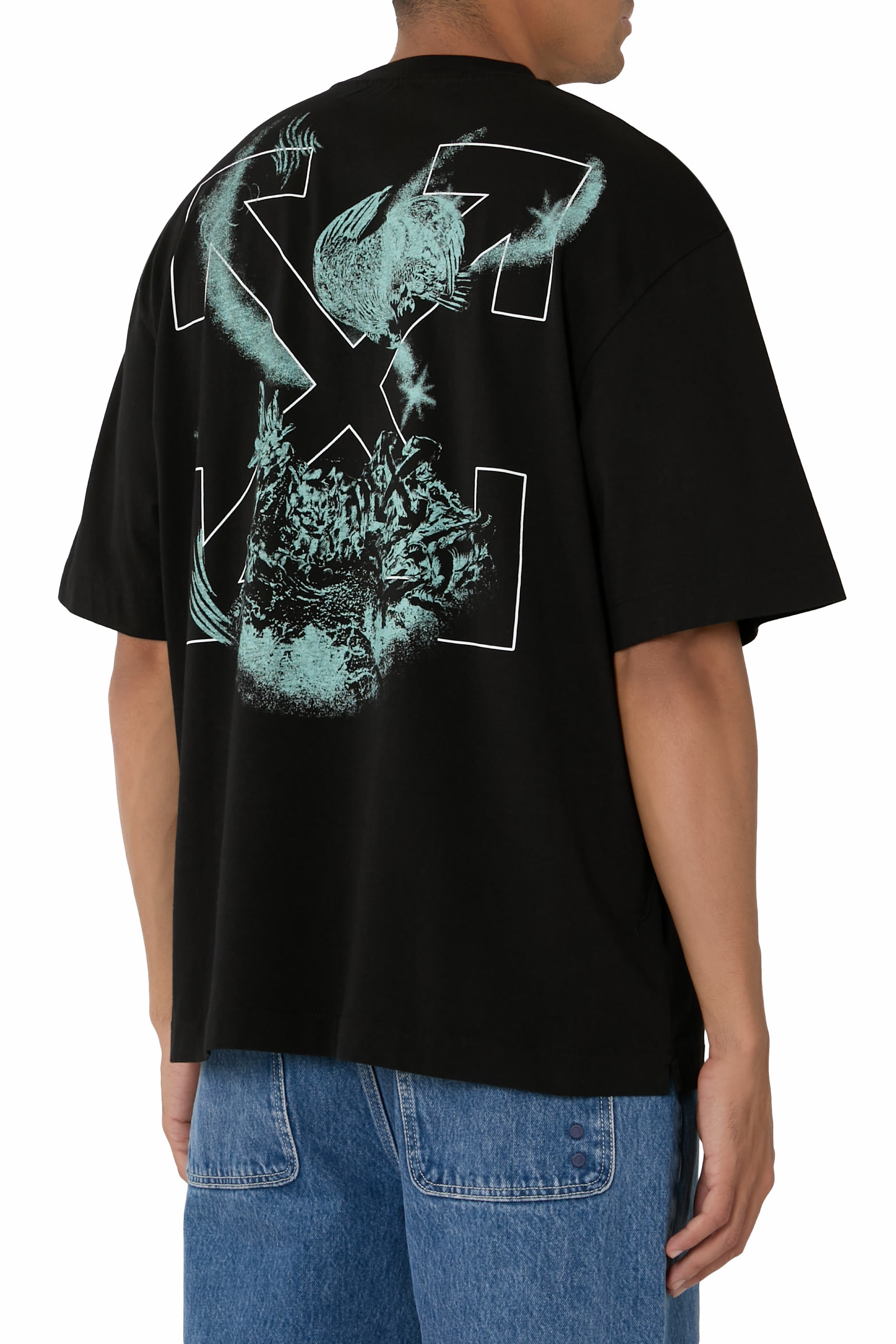 تيشيرت بأكمام قصيرة وشعار الماركة