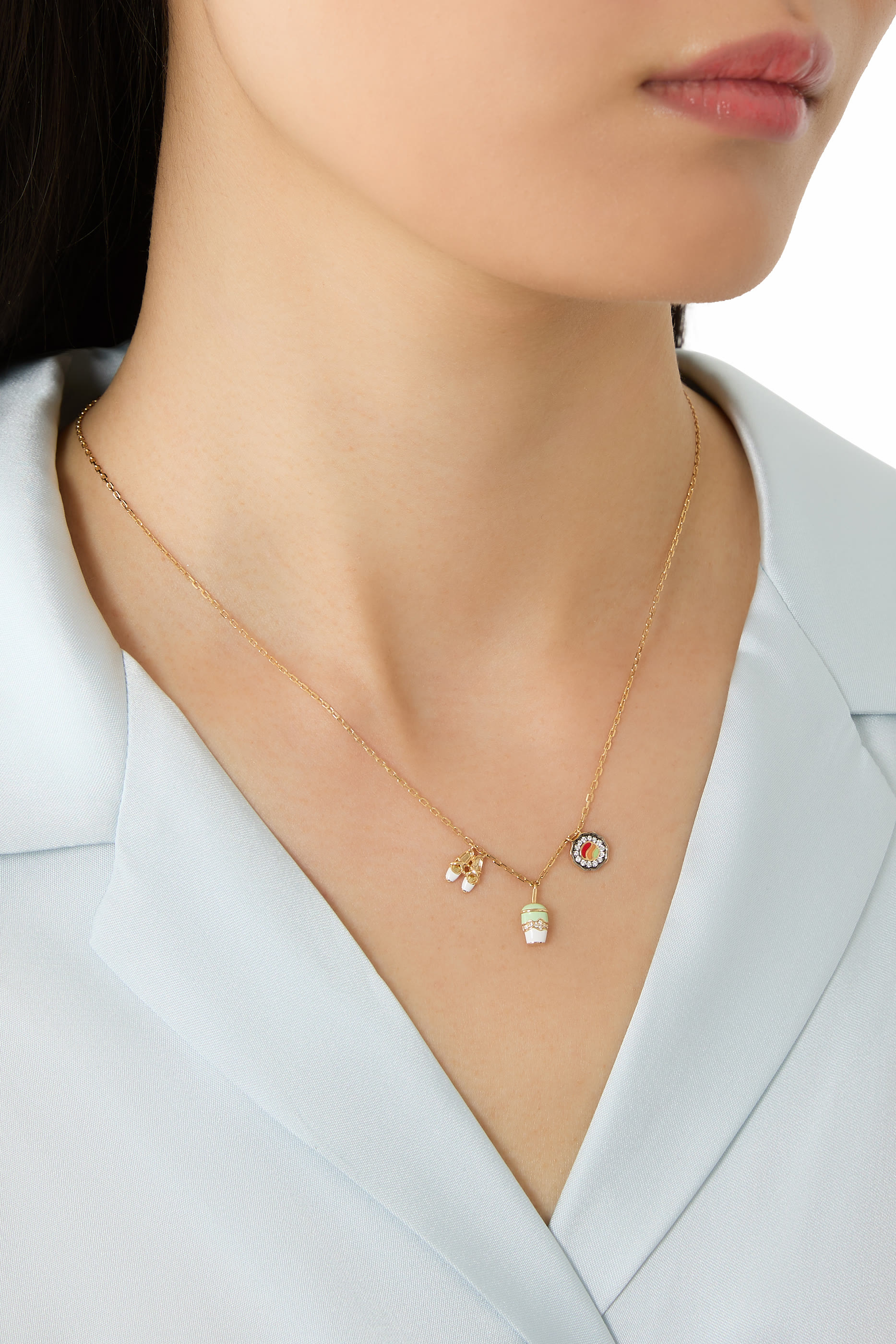 قلادة بحلي صغيرة بتصميم ماتشا، سوشي، وحذاء بيلاتس مرصعة بالماس، ذهب أصفر عيار 18