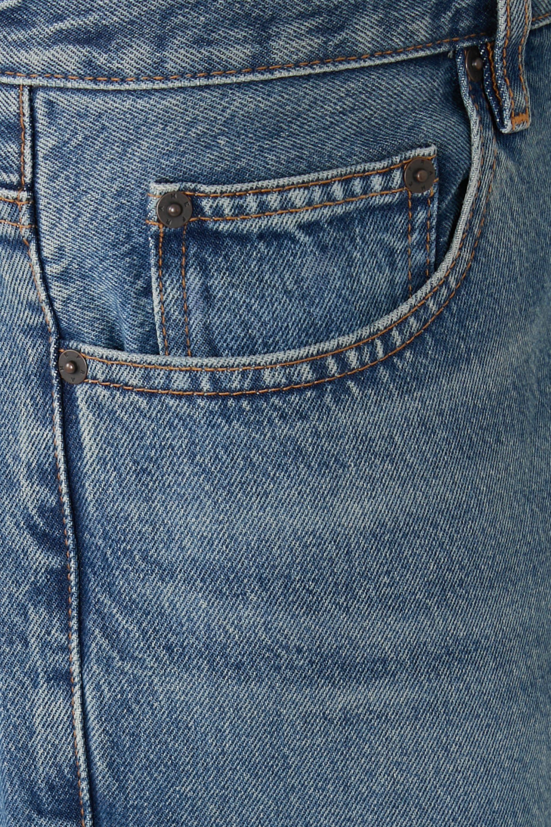 بنطال جينز بقصة مريحة