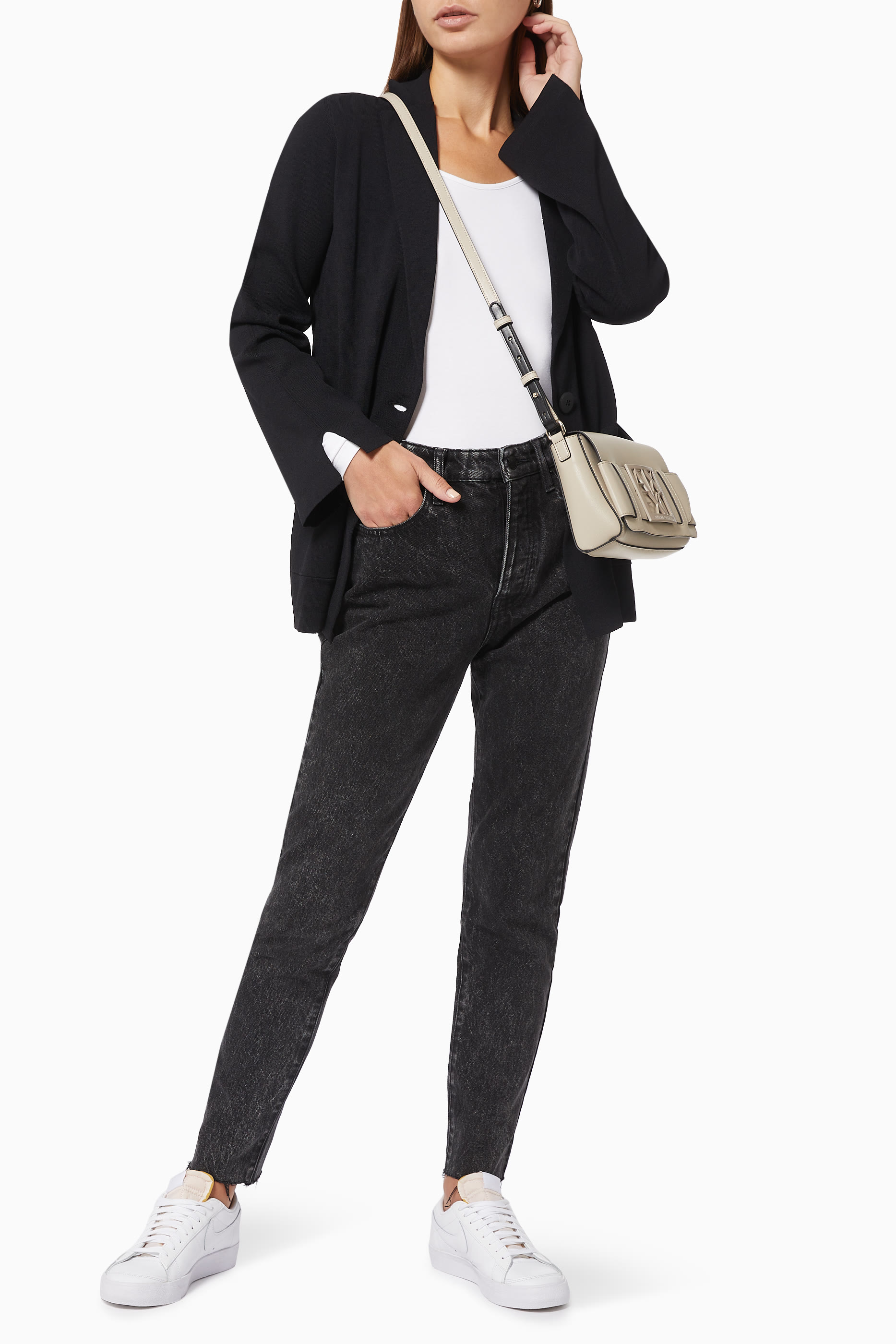 بلوزة بشعار الماركة بتصميم دائري