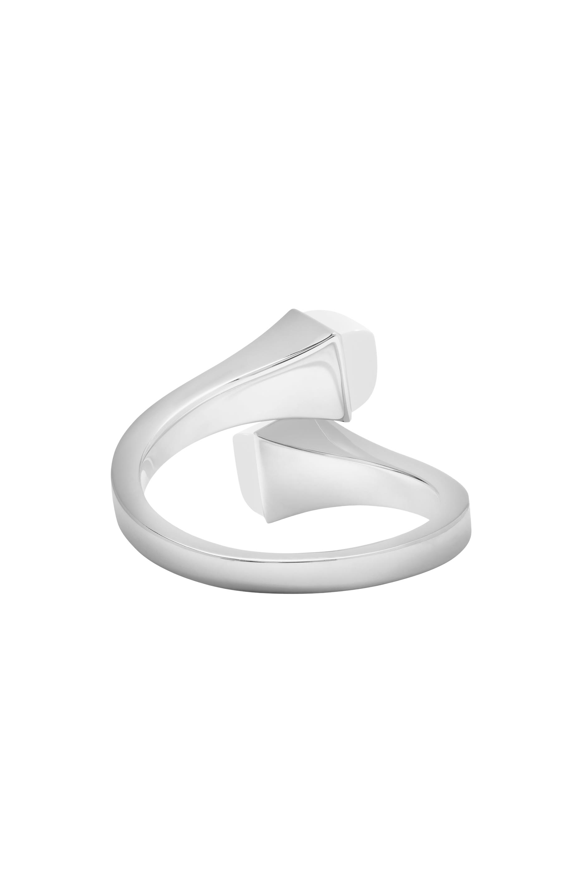 خاتم كليو لمنتصف الإصبع مرصع بالماس والعقيق الأبيض ذهب أبيض عيار 18