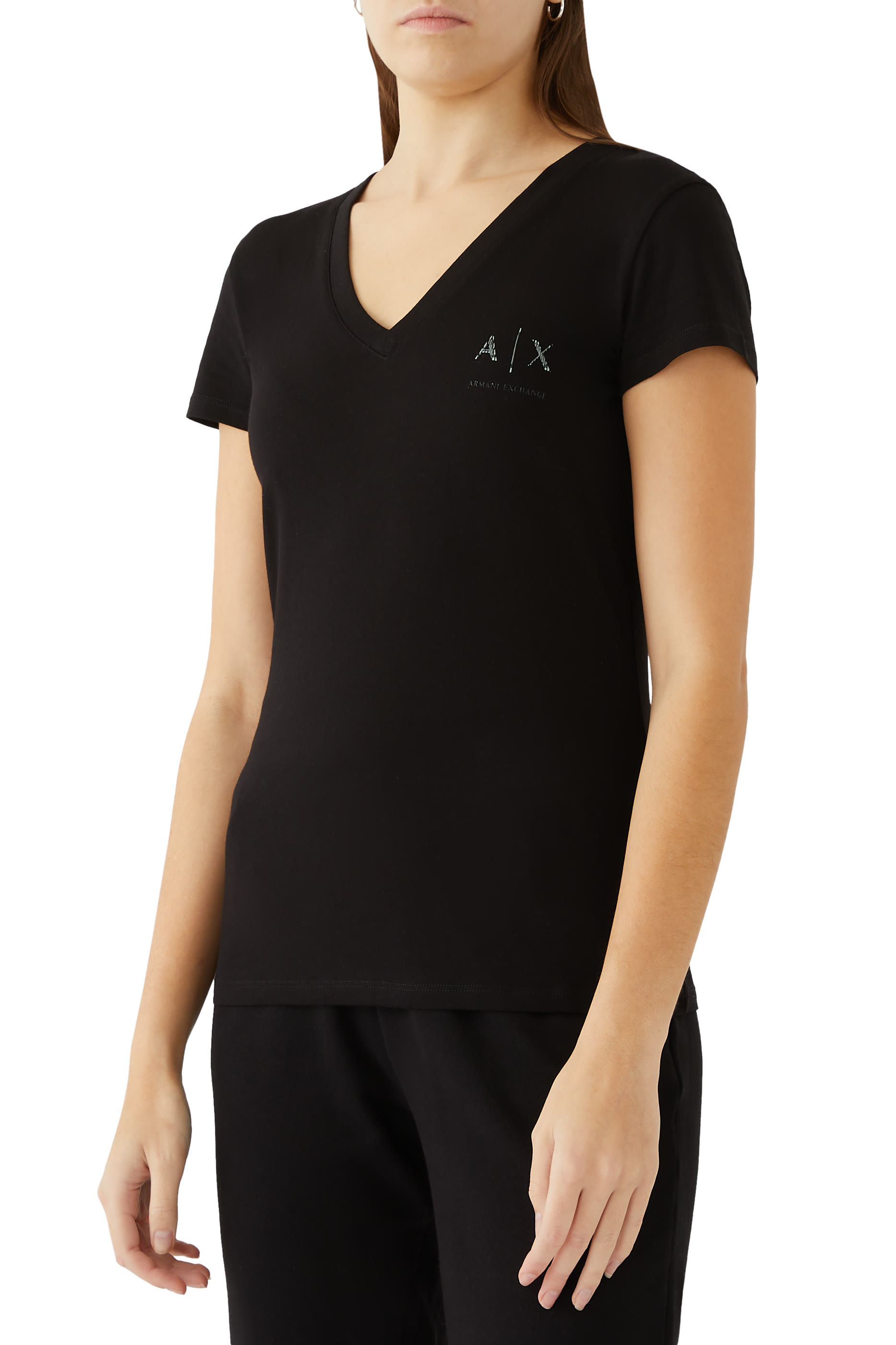 تيشيرت بياقة على شكل حرف V