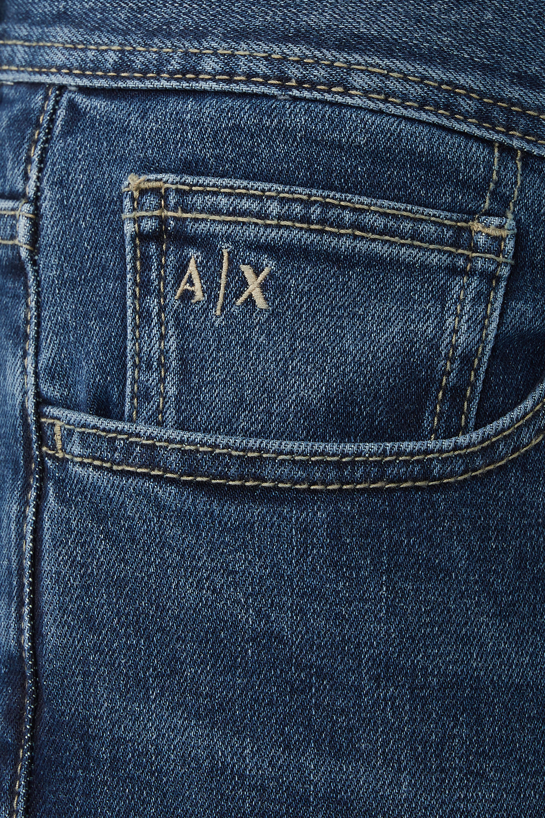 بنطال جينز بقصة ضيقة