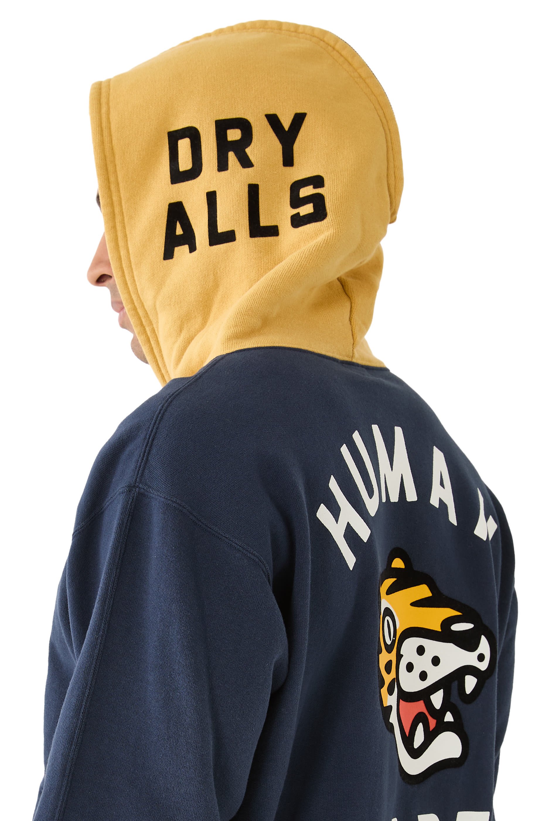 هودي بسحاب وشعار الماركة